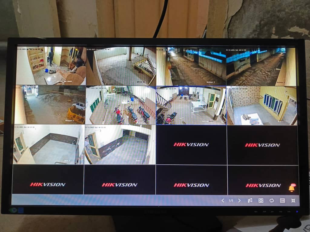 Poste de supervision vidéo avec 12 caméras Hikvision installées par BECC
