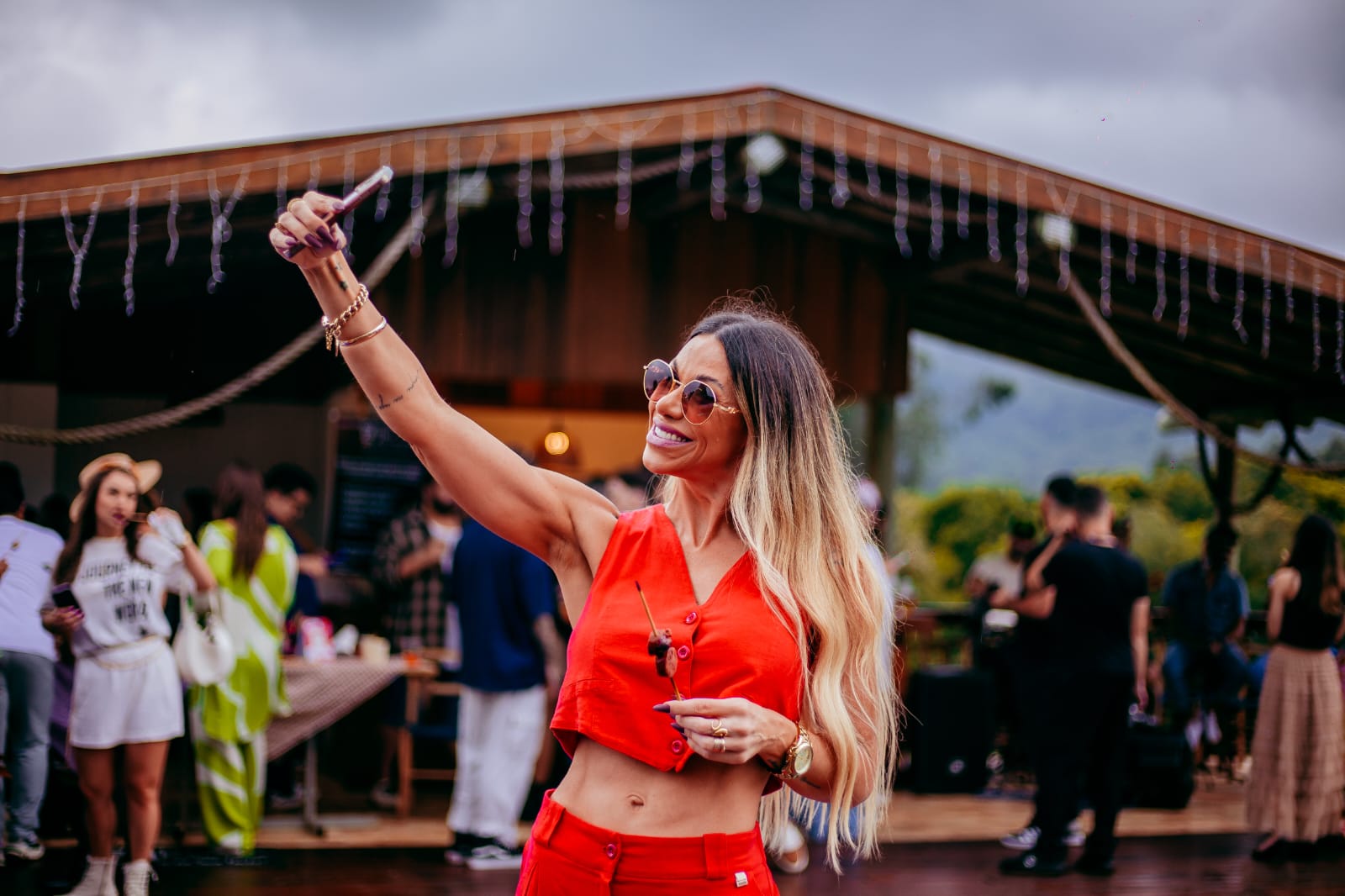 Mulher tirando selfie