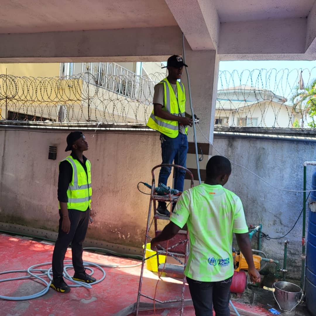 Équipe BECC réalisant une installation de plomberie et de pompage sur une terrasse