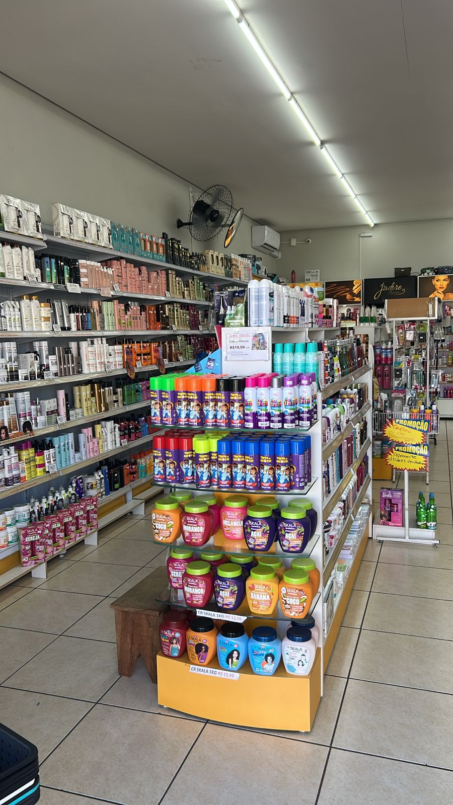 Interior da loja com produtos coloridos