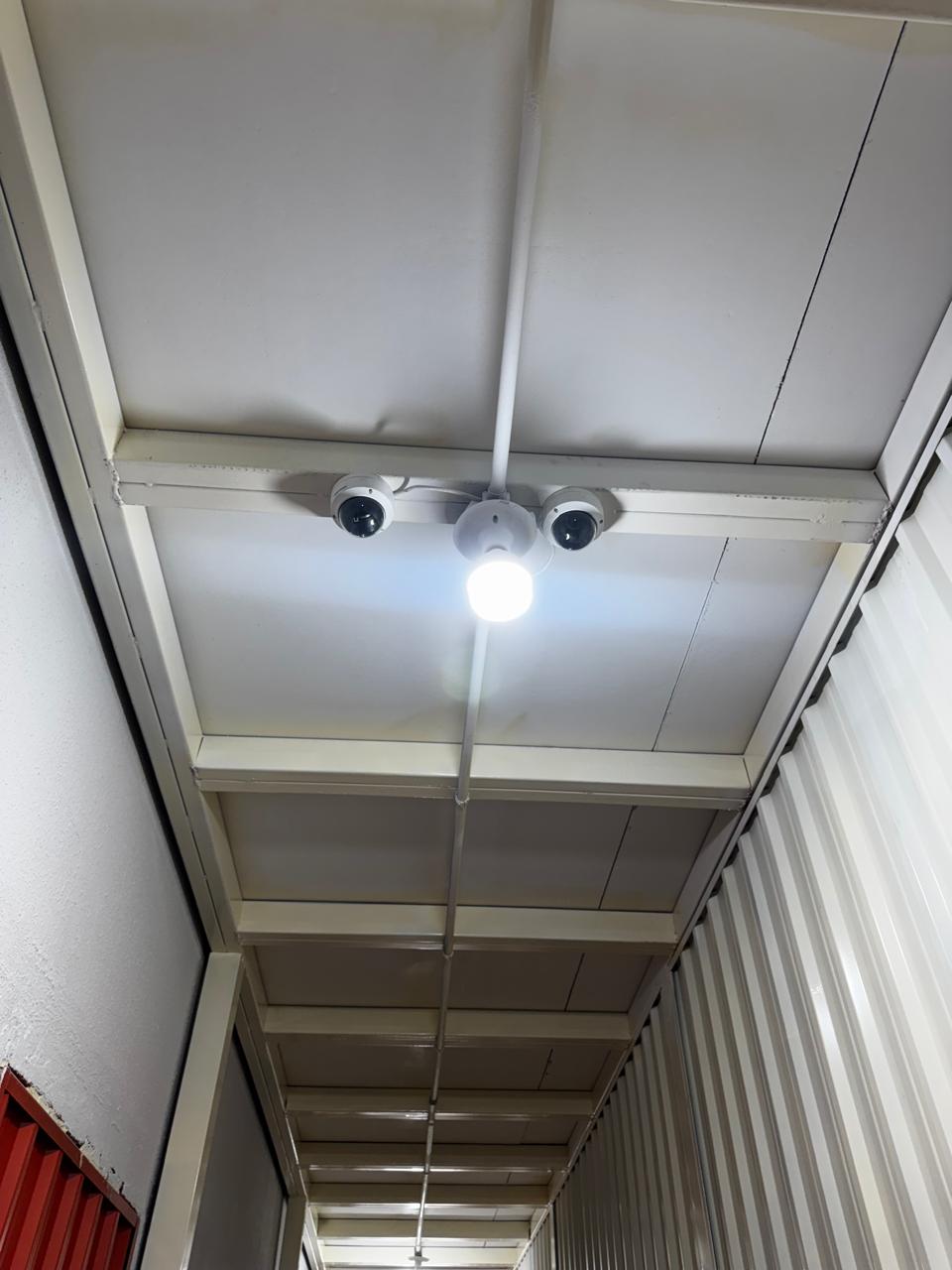 Câmeras de segurança instaladas nos boxes da FBOX7