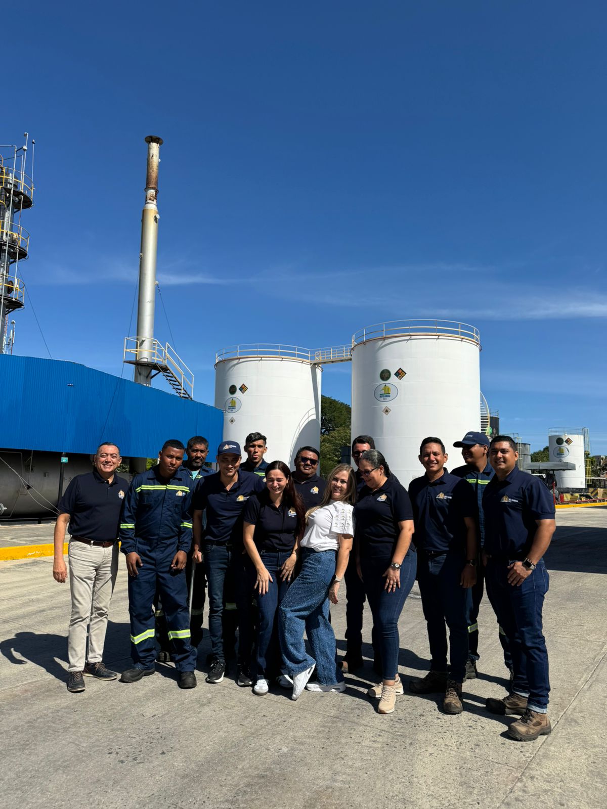 Equipo REFISAMAG frente a tanques de almacenamiento