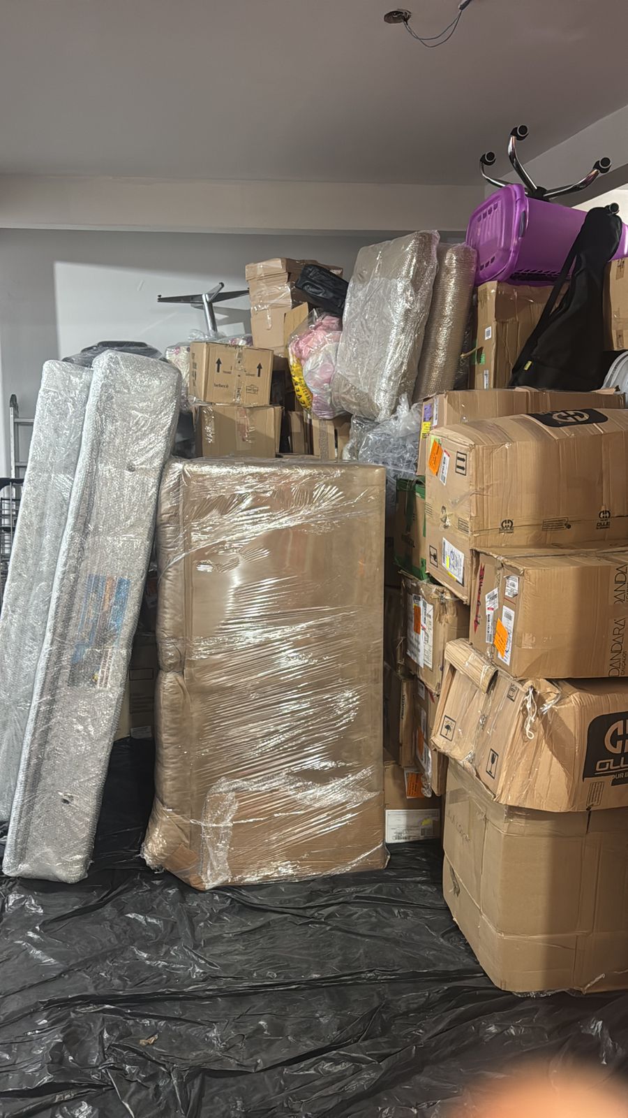 Box ocupado com móveis e caixas de cliente na FBOX7