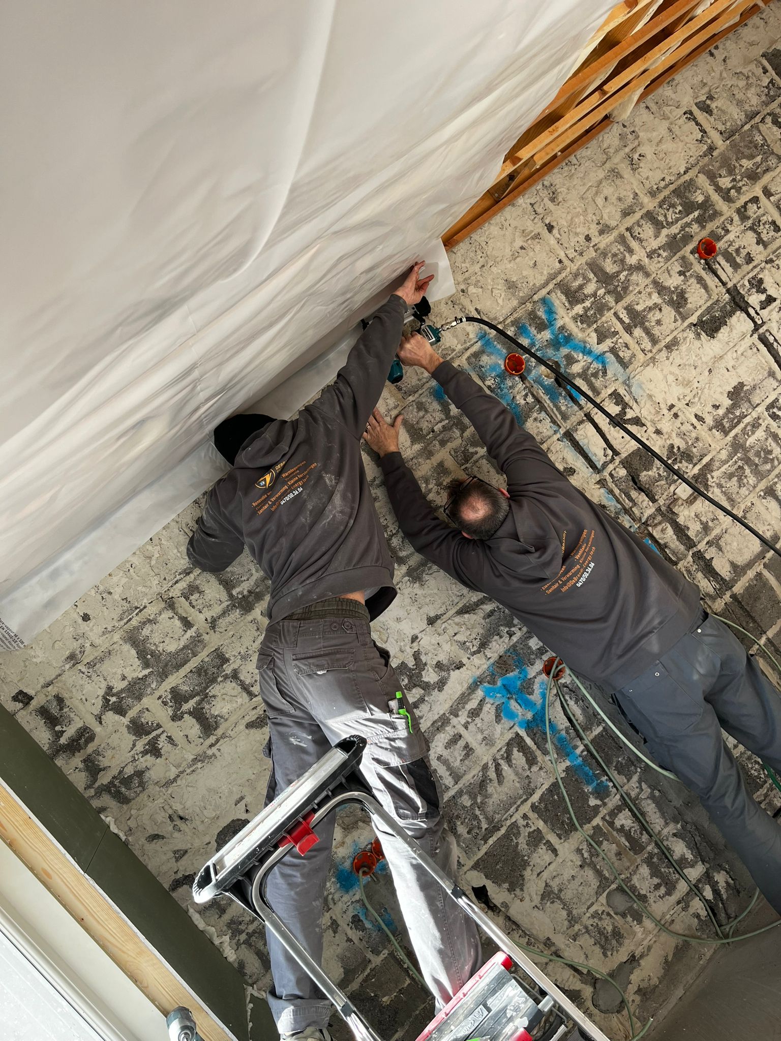 Afgewerkte badkamer met eiken meubel