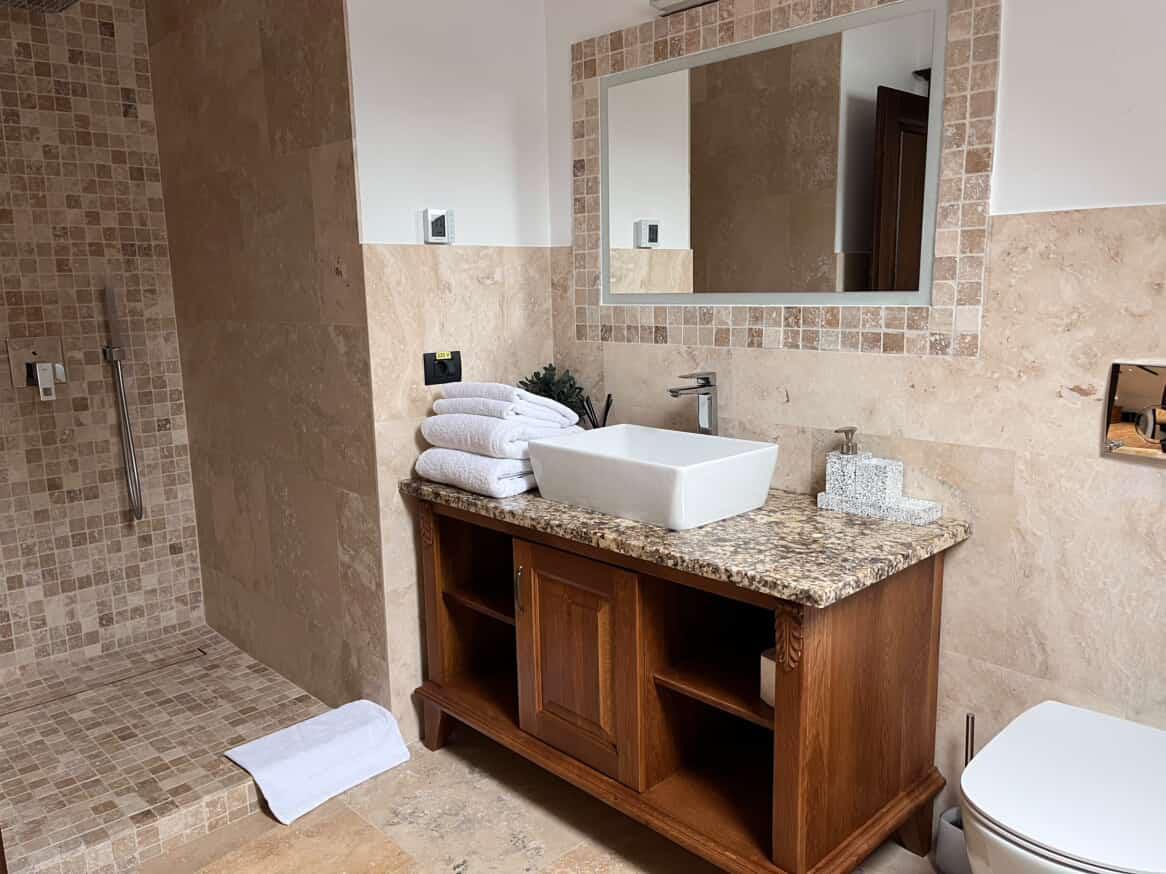 Baie cu dus walk-in si travertin