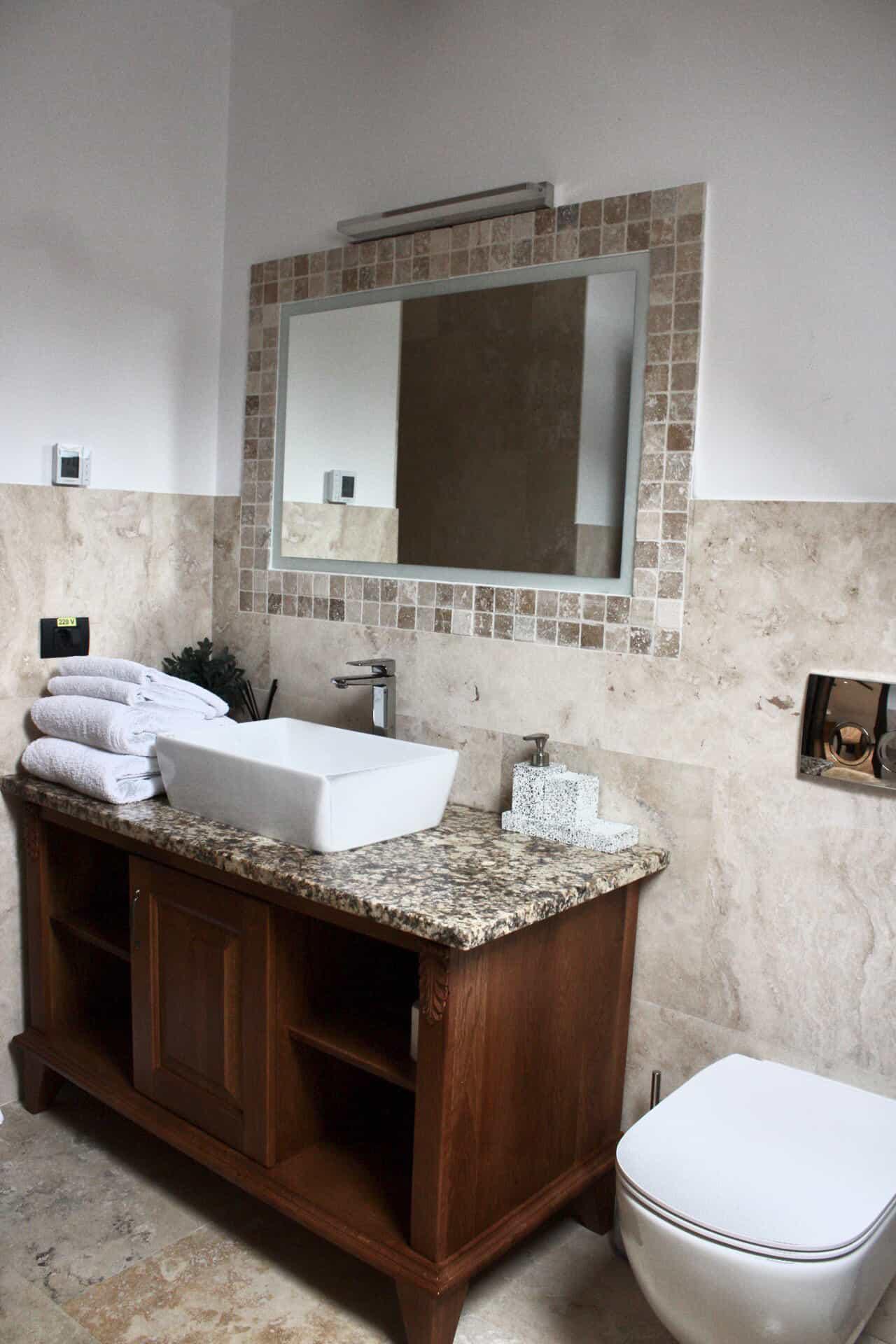 Baie cu mozaic si mobilier din lemn