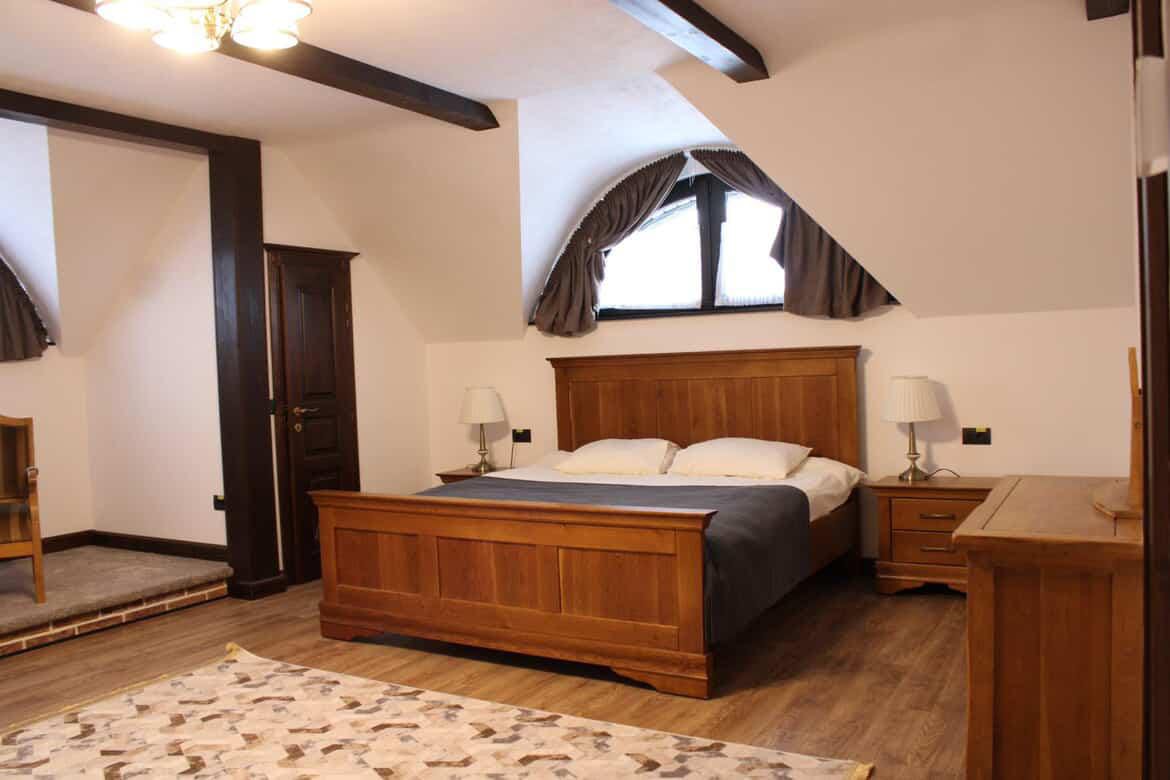 Dormitor cu mobilier din lemn