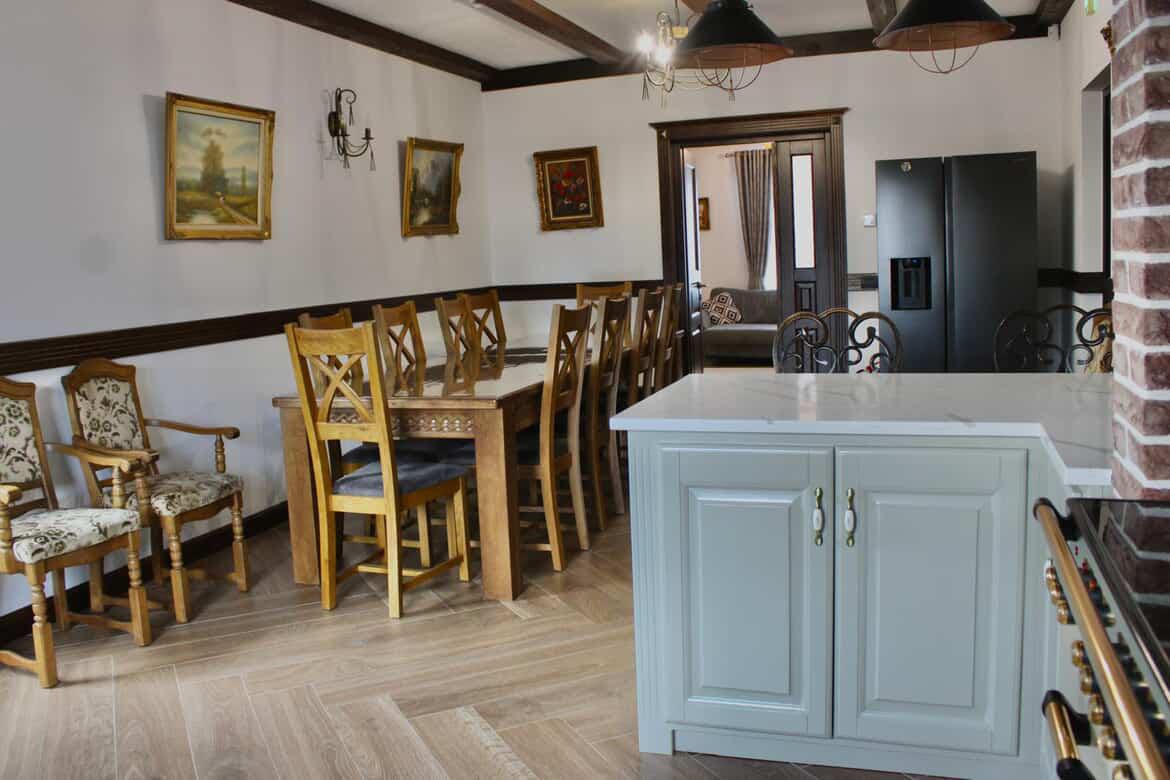 Sala de mese cu masa din lemn