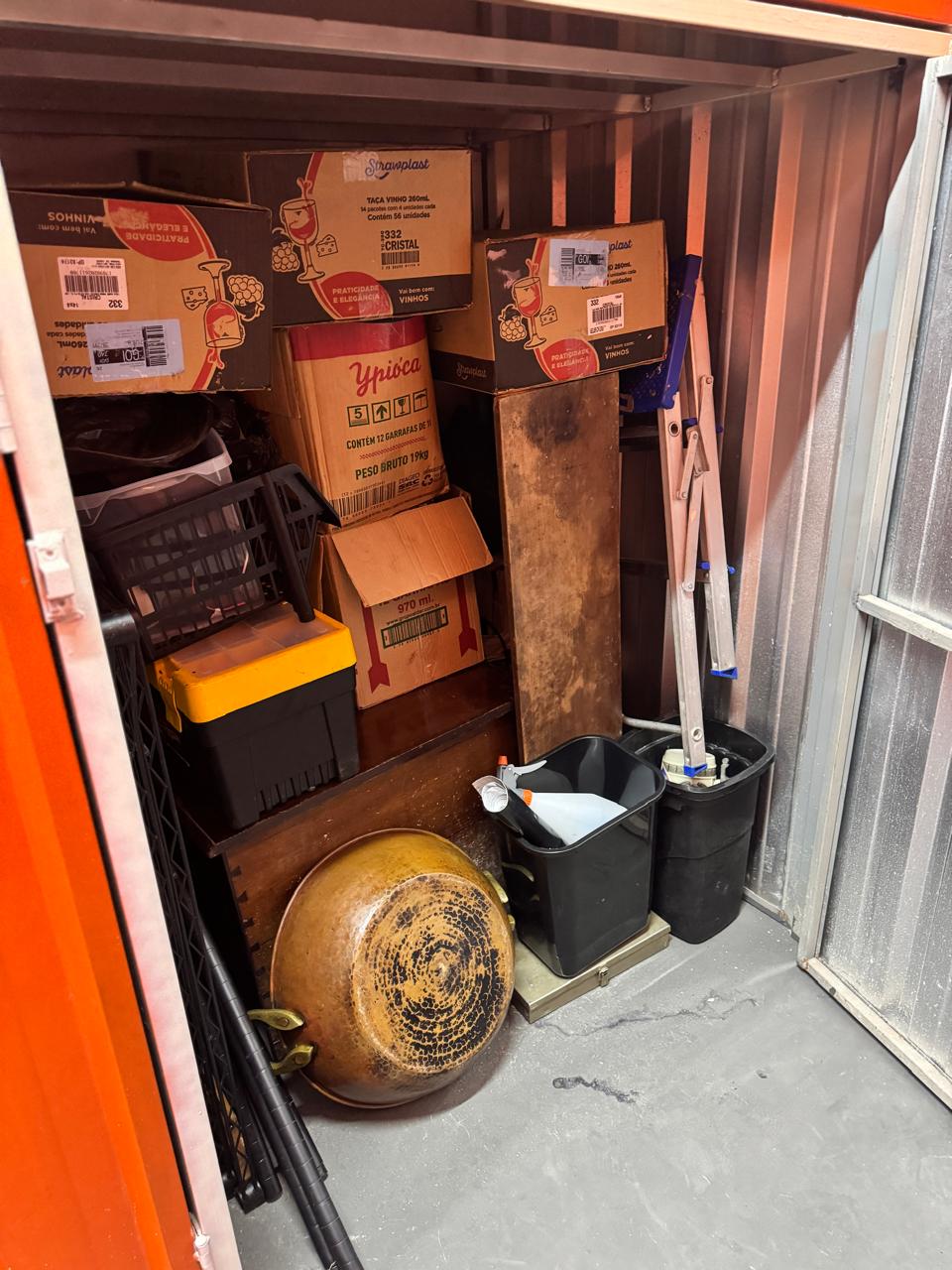 Box com itens de cozinha, eletrodomésticos e utensílios diversos