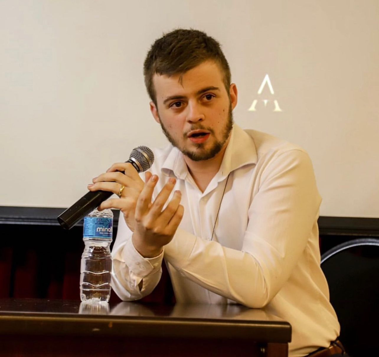 Prof. Caio Etchichury palestrando em evento