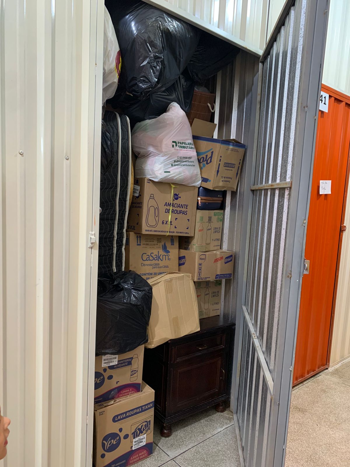 Box pequeno com itens diversos - caixas e sacolas armazenadas