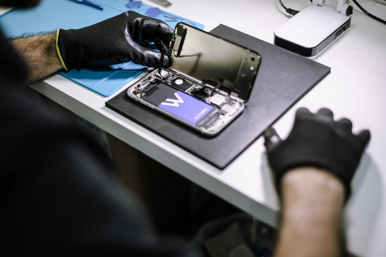 Técnico trabalhando em reparo de smartphone