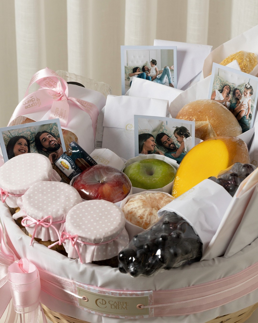 Cesta Carpe Diem — interior com produtos e polaroids