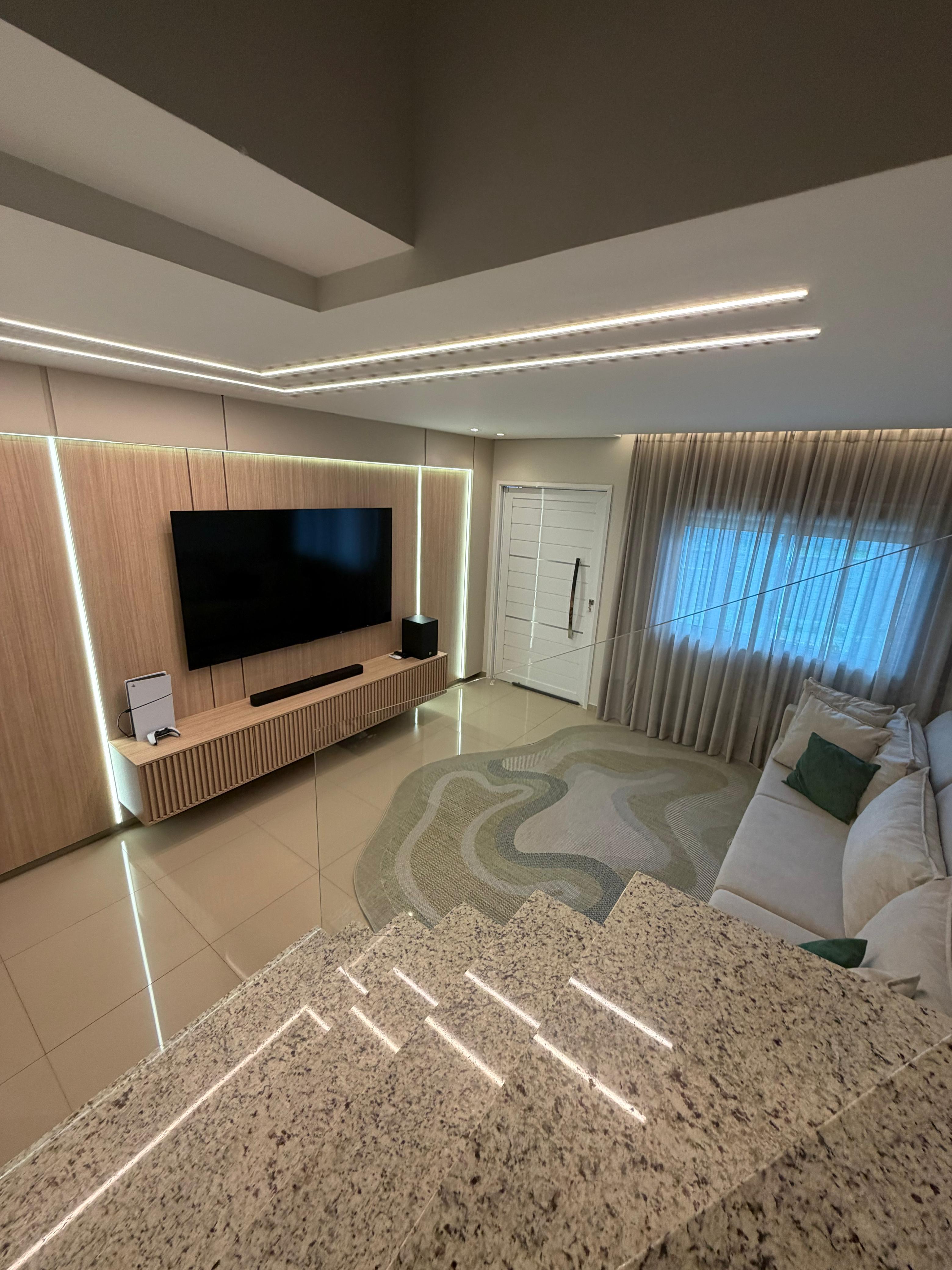 Sala de estar ampla com iluminação LED