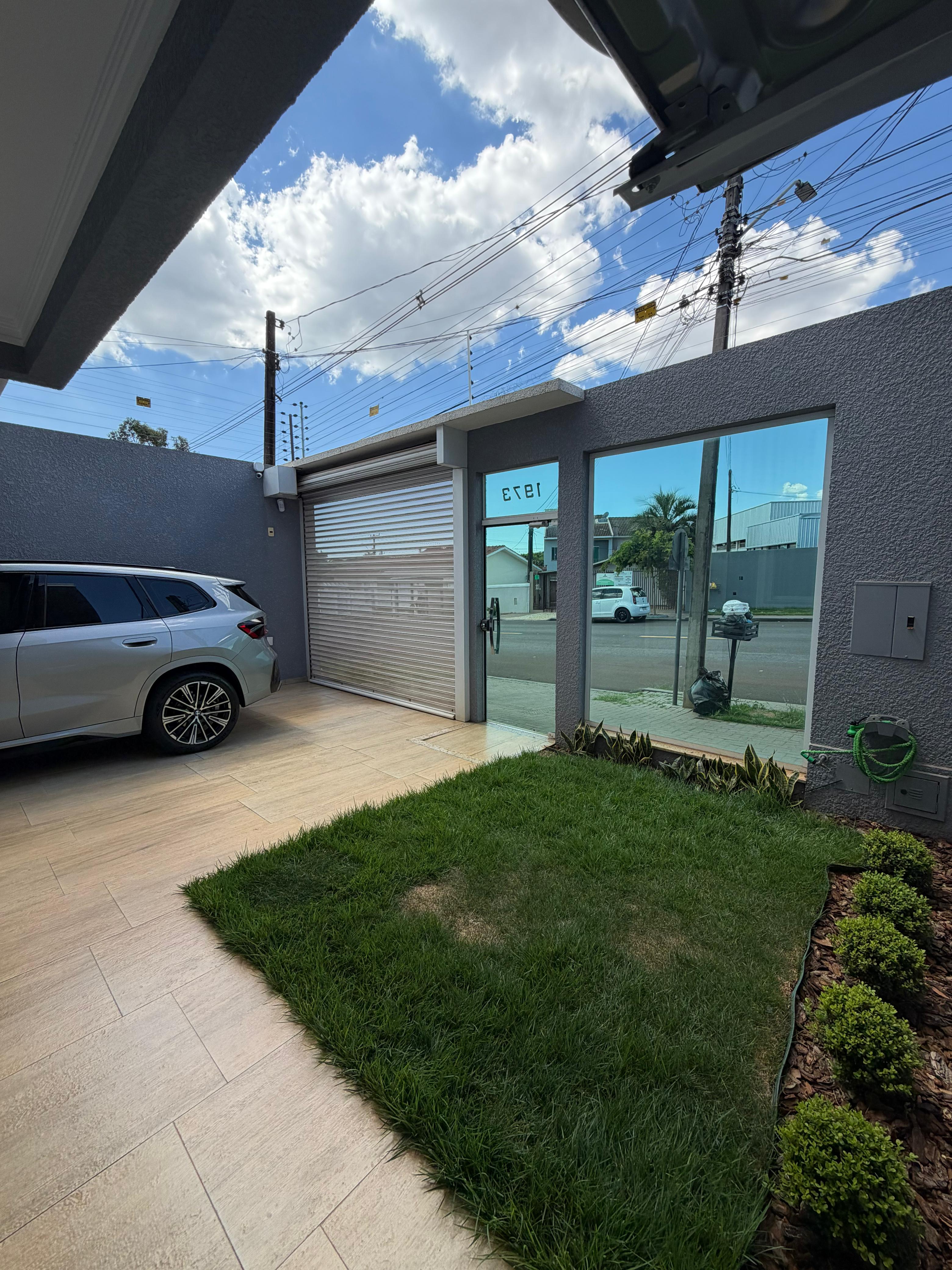Garagem e jardim frontal