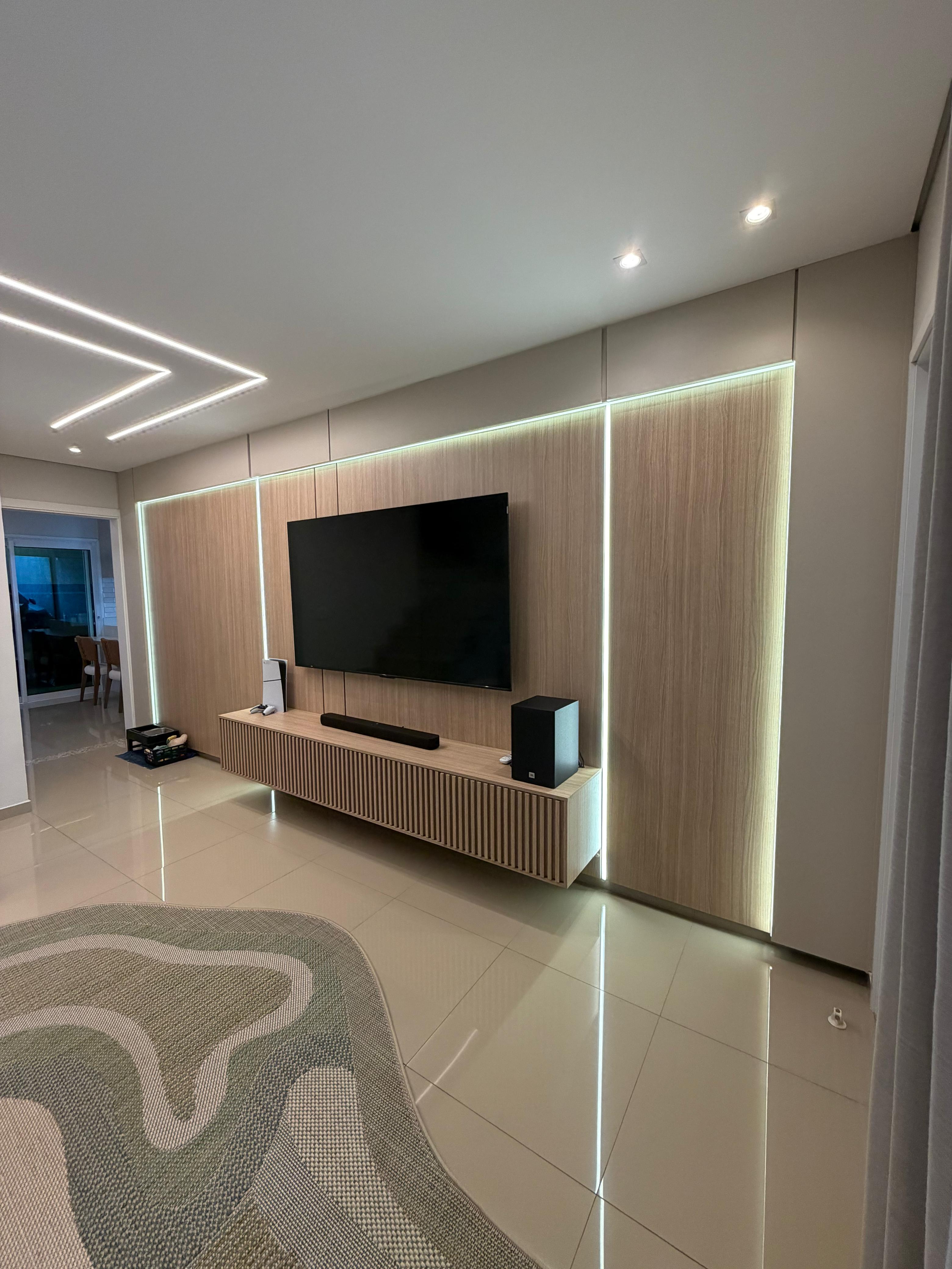 Sala de TV com painel de madeira