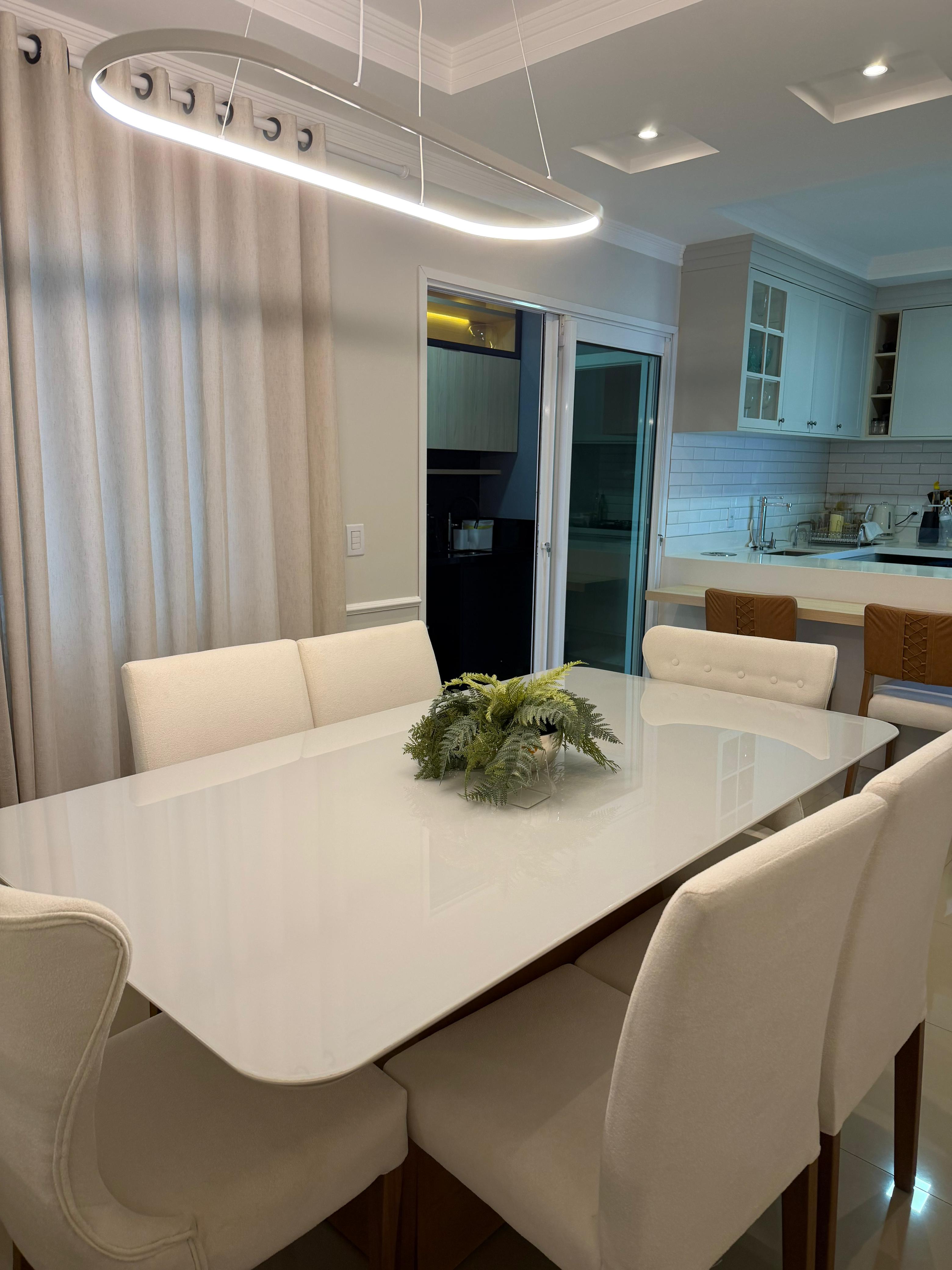 Mesa de jantar e cozinha integrada