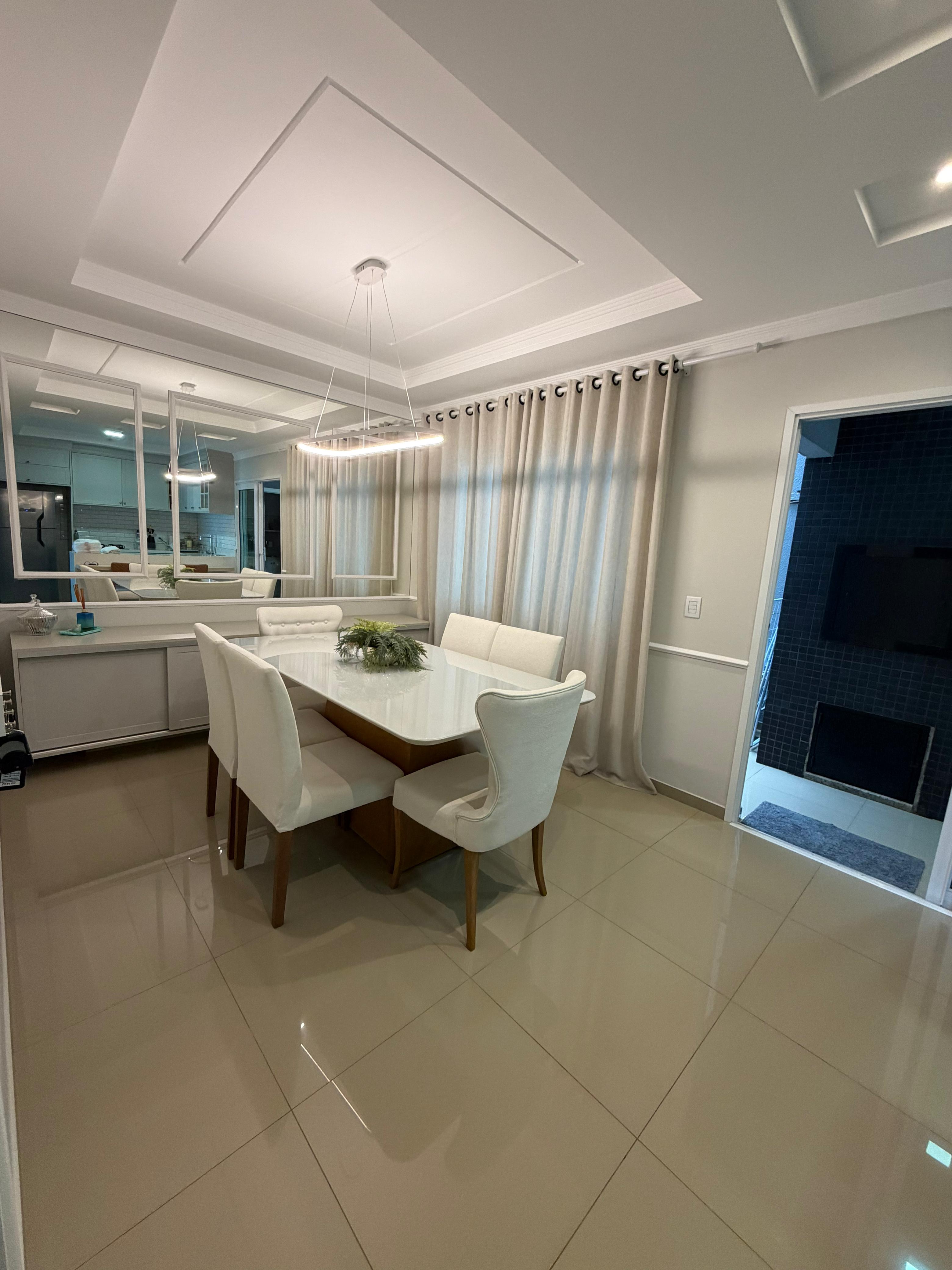 Sala de jantar com espelho