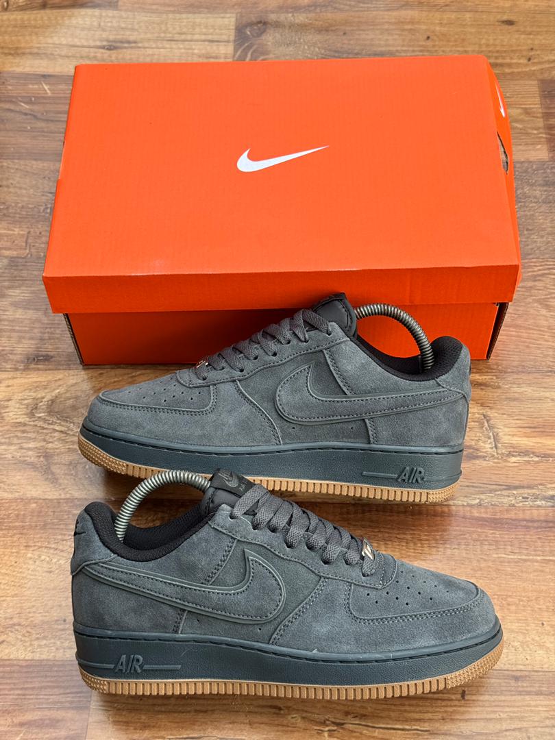Nike Air Force 1 Low Grey Suede Gum - Vue 2