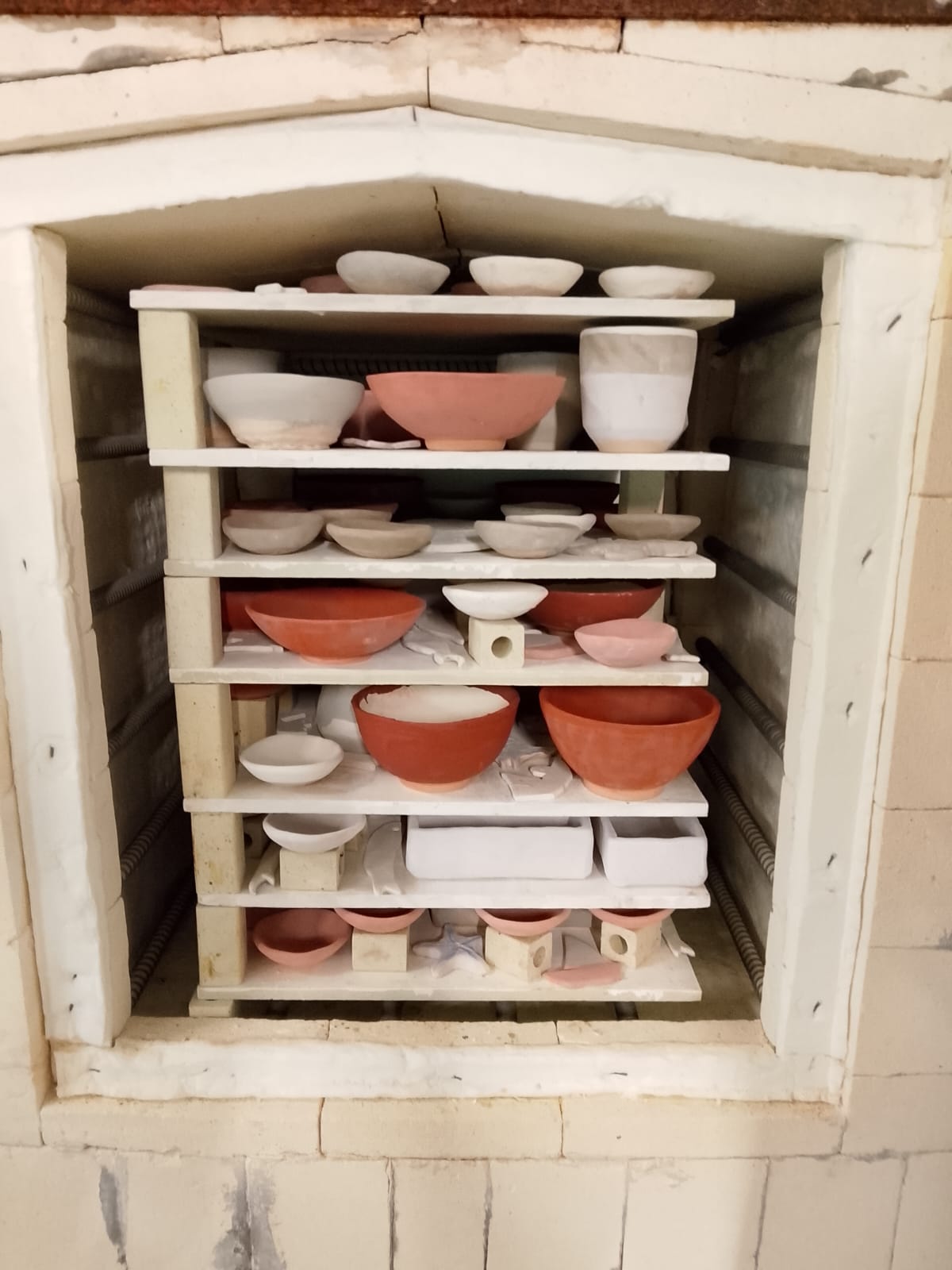 Kiln shelves with ceramic bowls