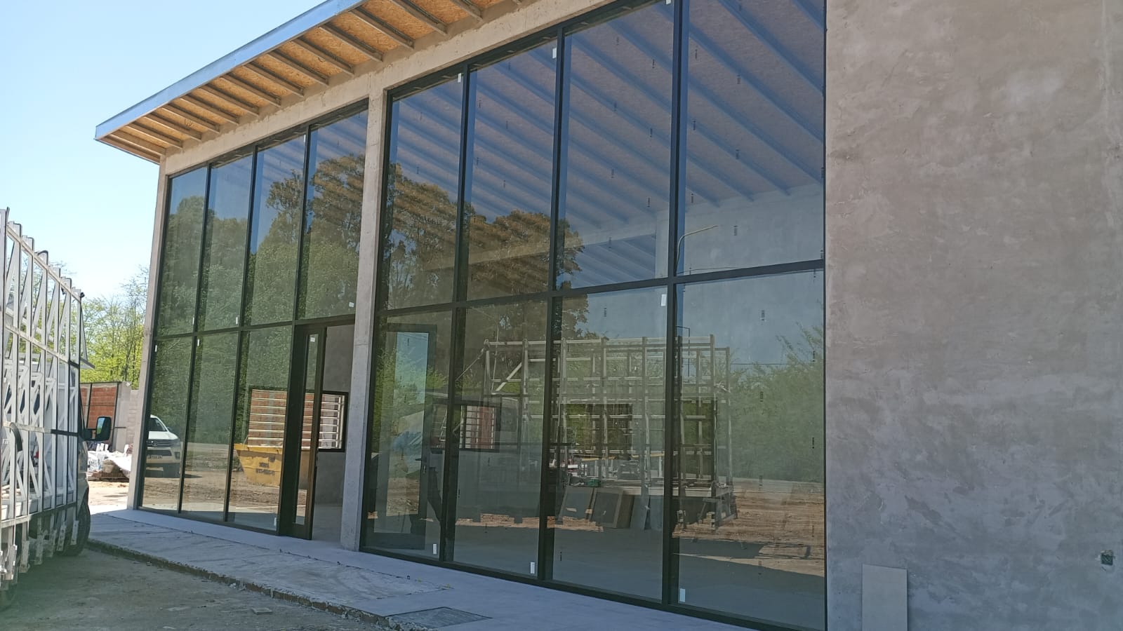 Sistema de fachada continua diseñado para resolver fachadas comerciales