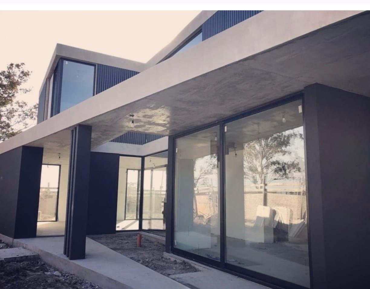 Abertuas robustas, de lineas curvas y gran capacidad estructural.