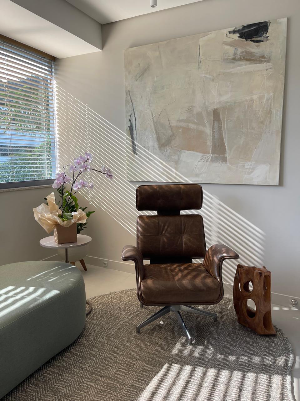 Sala de terapia com poltrona de couro marrom
