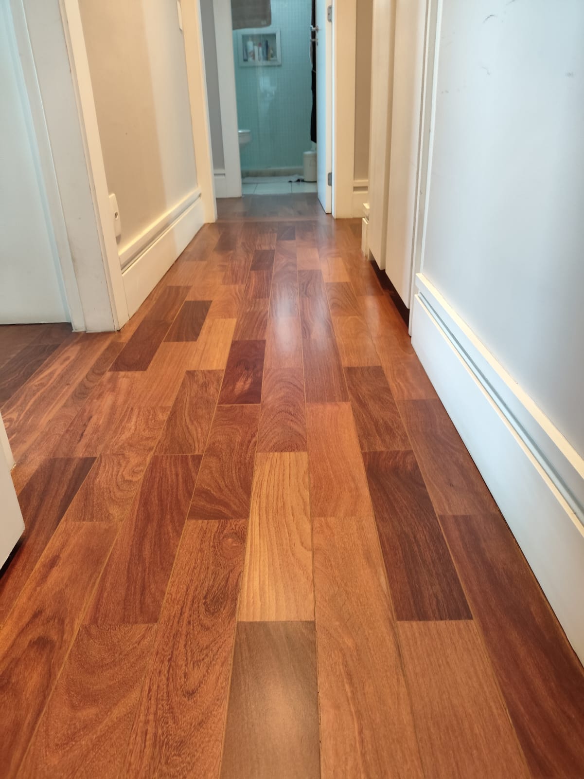 Corredor com piso de madeira polido