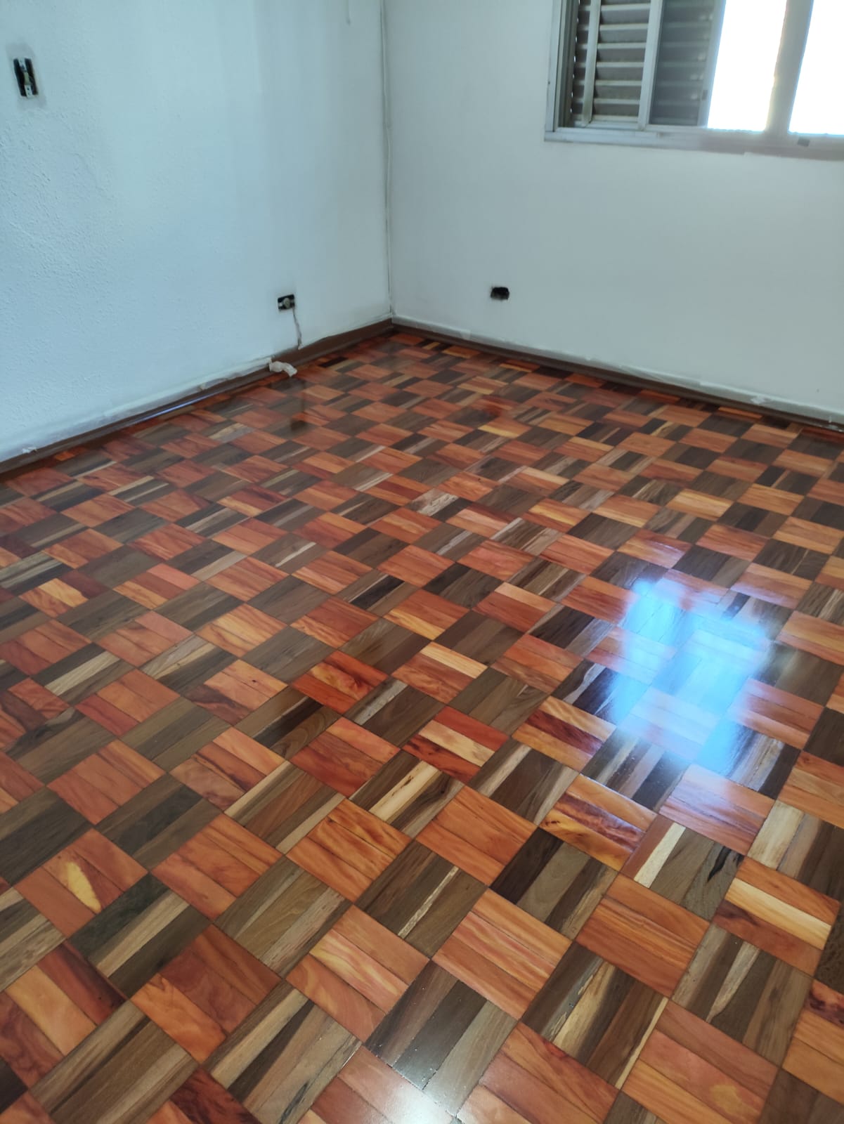 Aplicação de Sinteco em piso de madeira