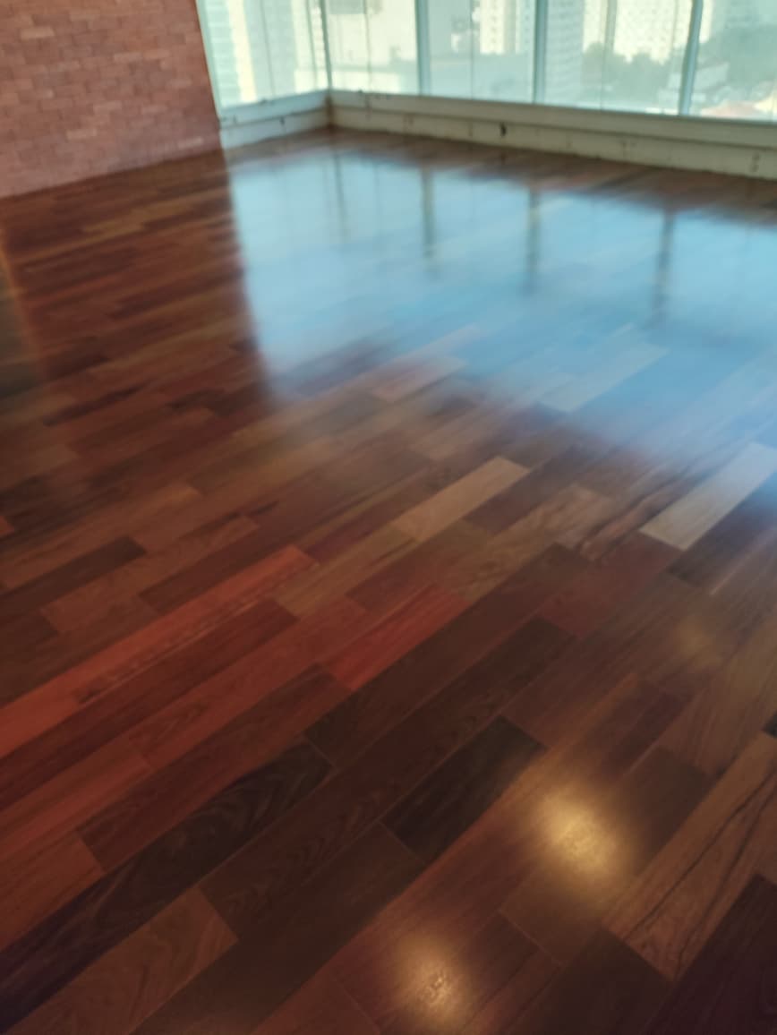 Varanda com piso de madeira escura brilhante