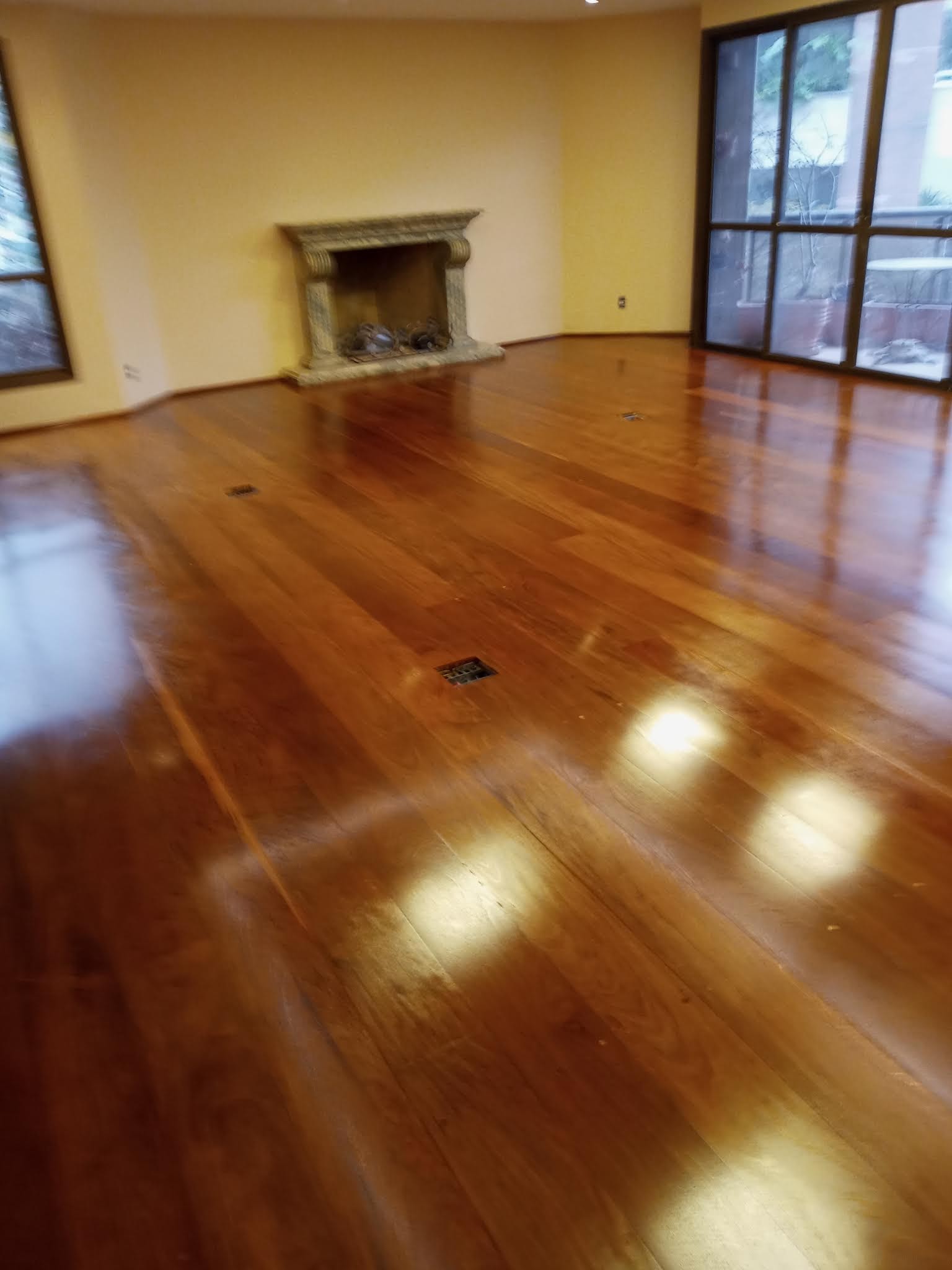 Sala com lareira e piso de madeira altamente polido