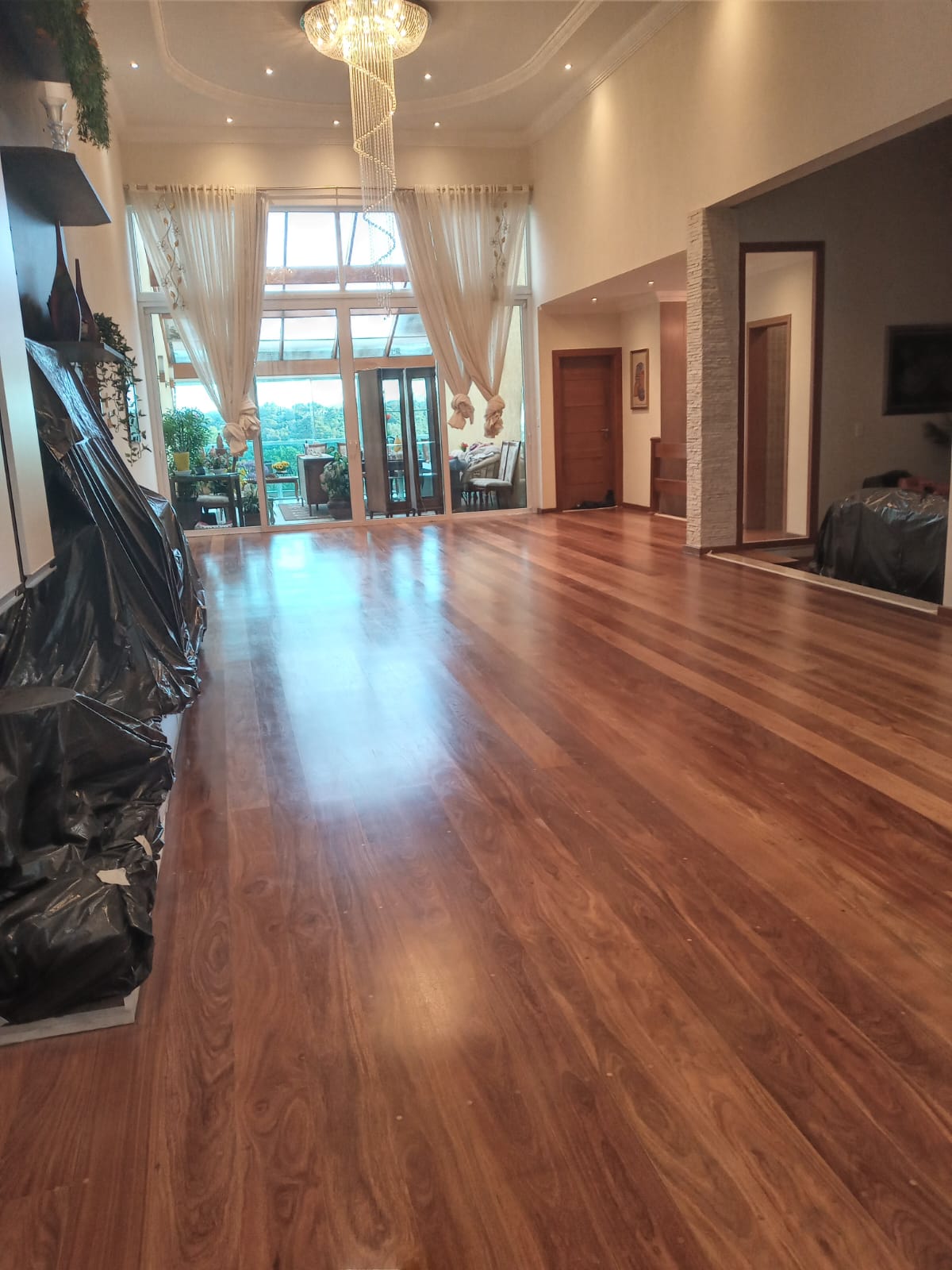 Sala elegante com lustre de cristal e piso de madeira