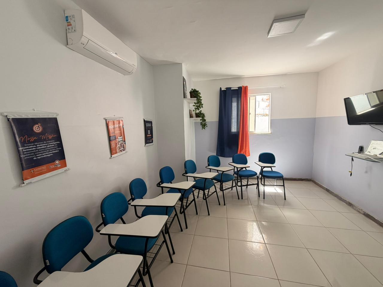 Sala de aula com carteiras azuis