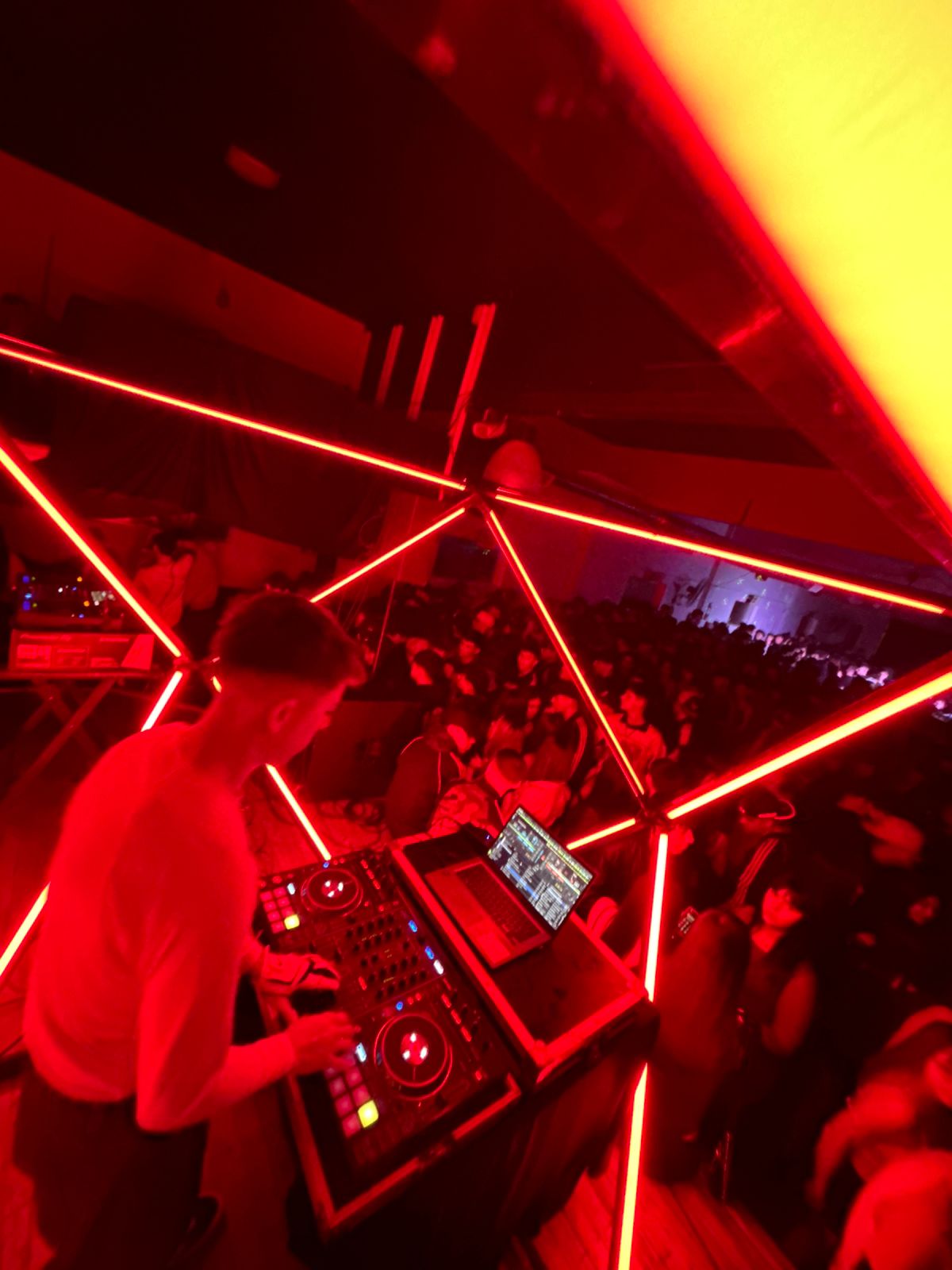Luces neón geométricas rojas