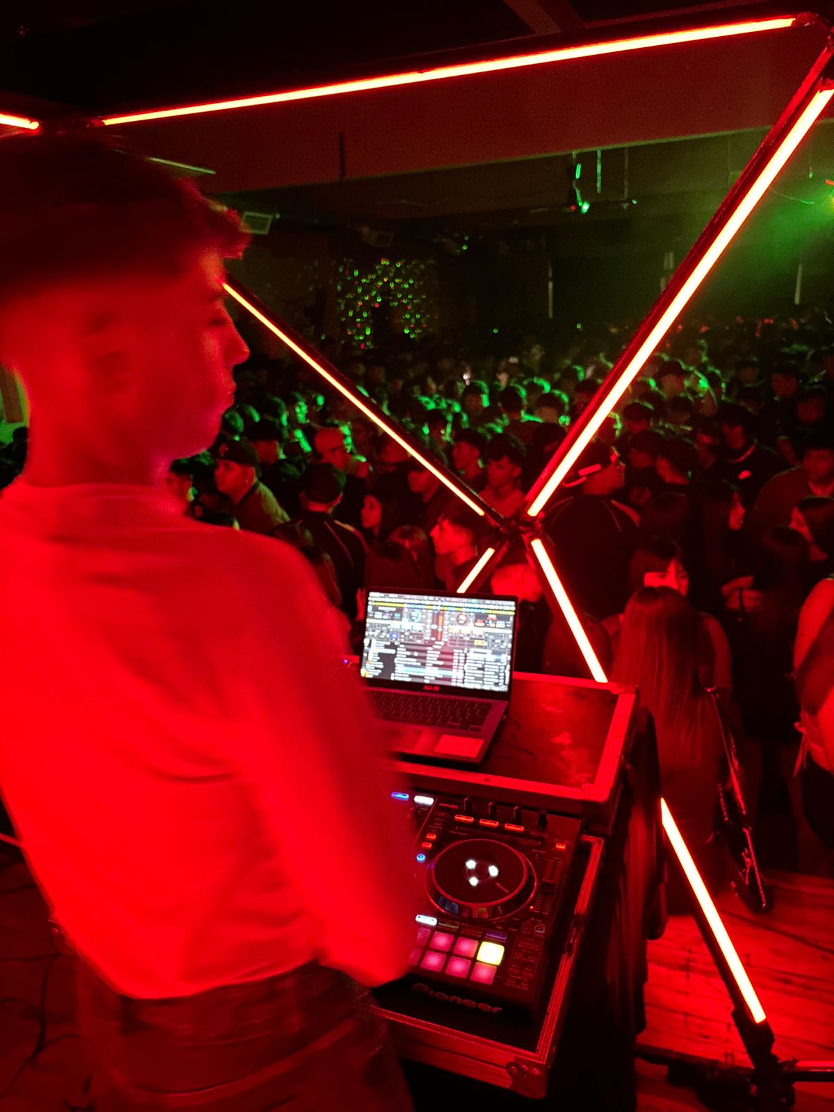 Evento con luces neón rojas