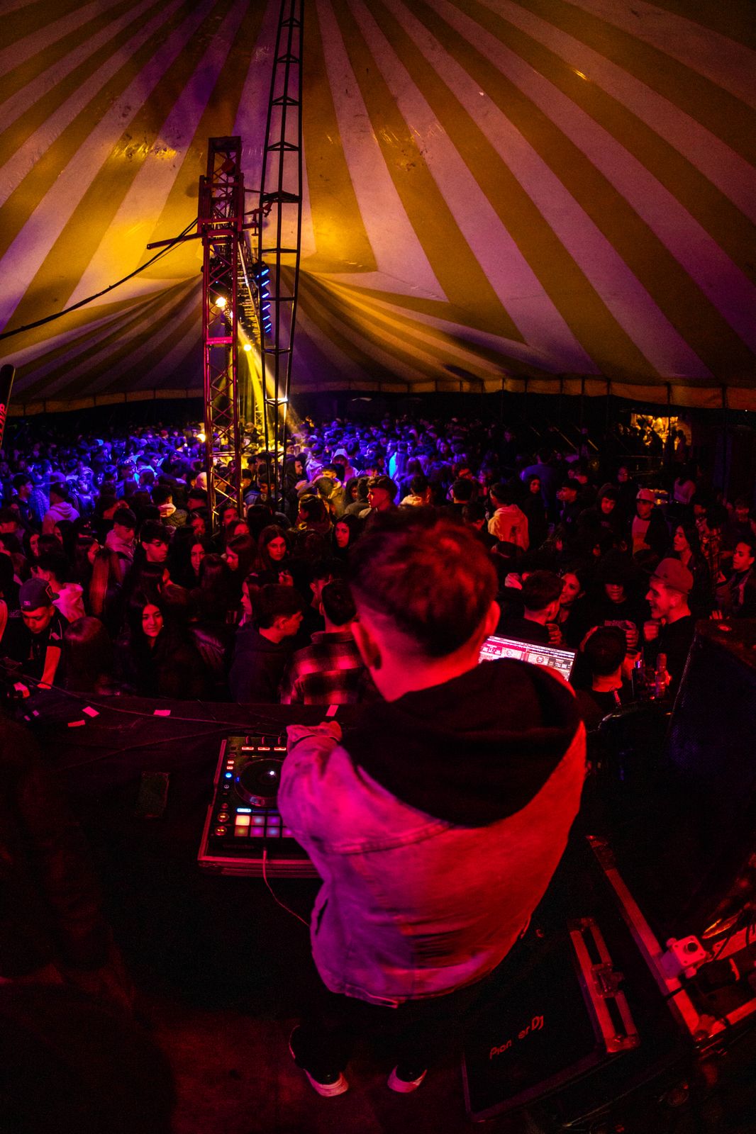 Evento bajo carpa con multitud