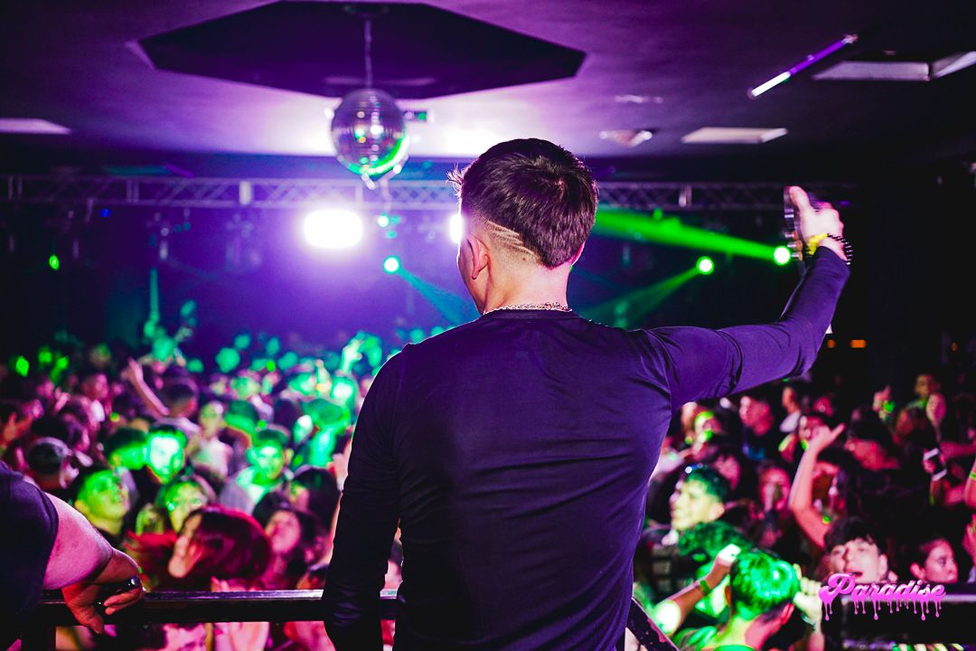 Evento Paradise con público