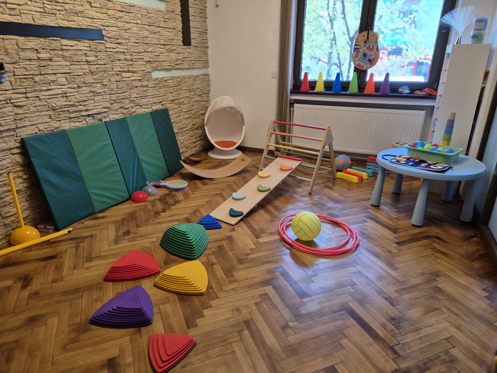 Camera de joc cu jucării educative