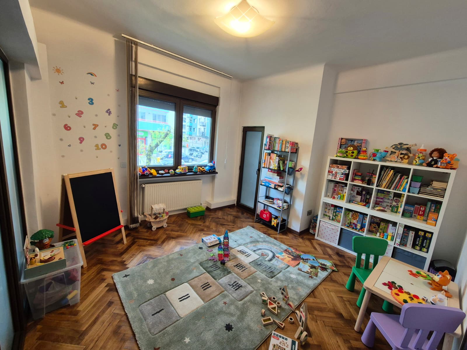 Camera de joc cu casă de păpuși