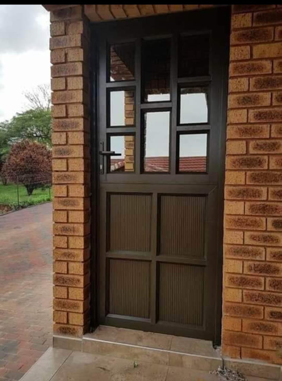 Aluminium stable door installation