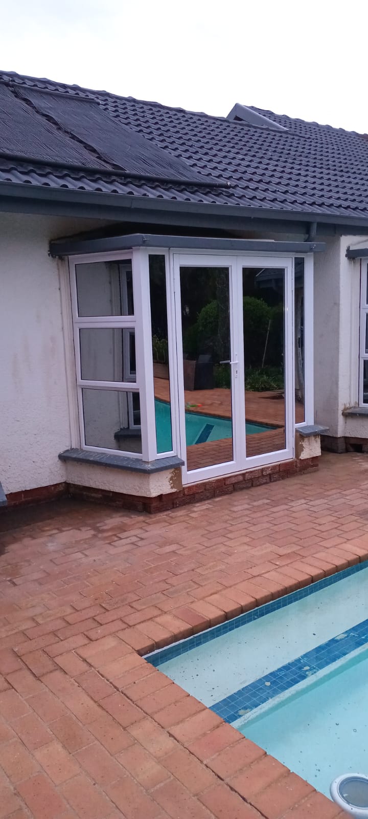 Beautiful aluminium corner windows installation