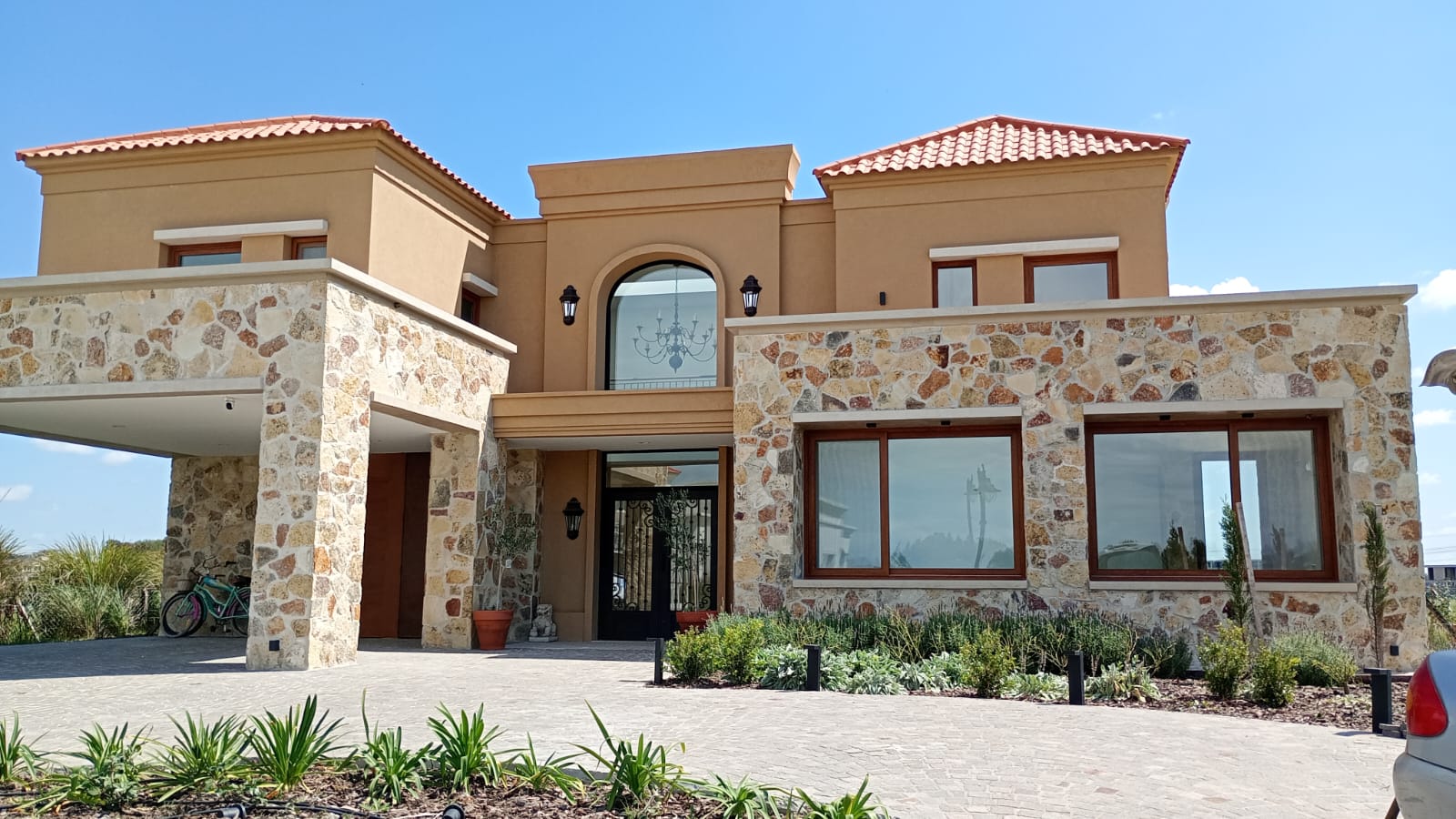 Casa moderna con aberturas de pvc simil madera