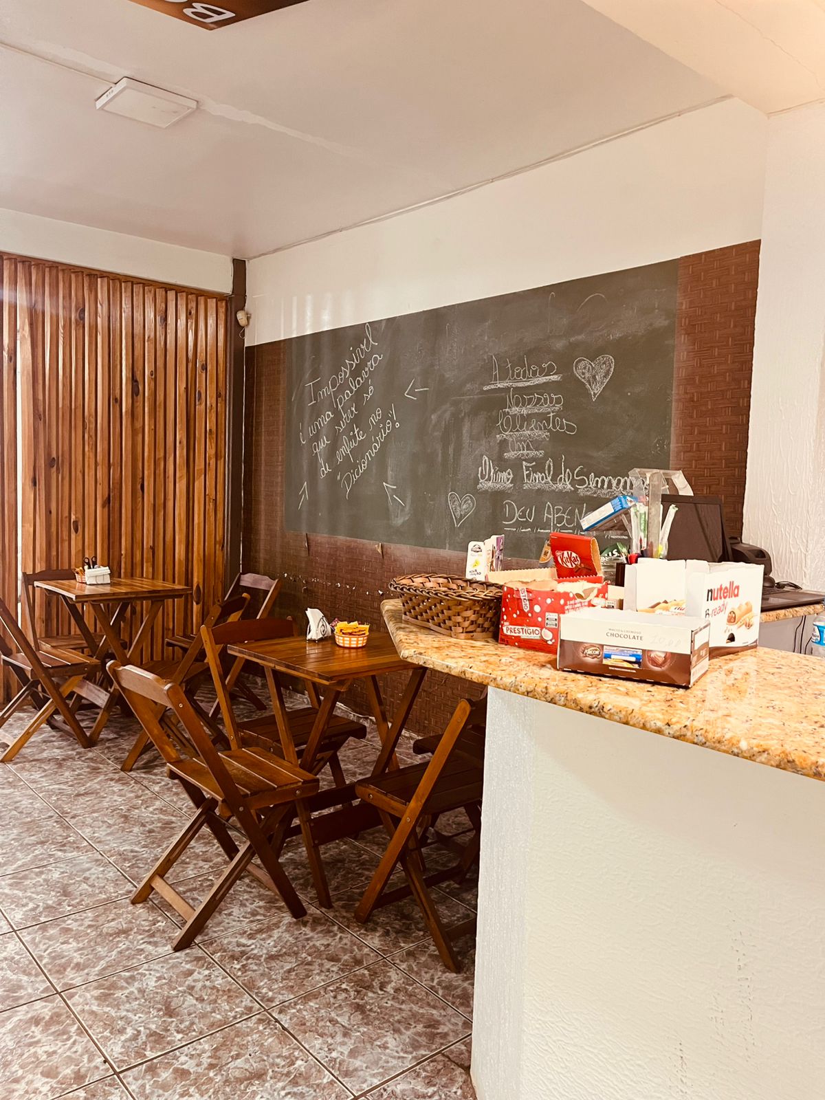 Salao com quadro-negro e balcao