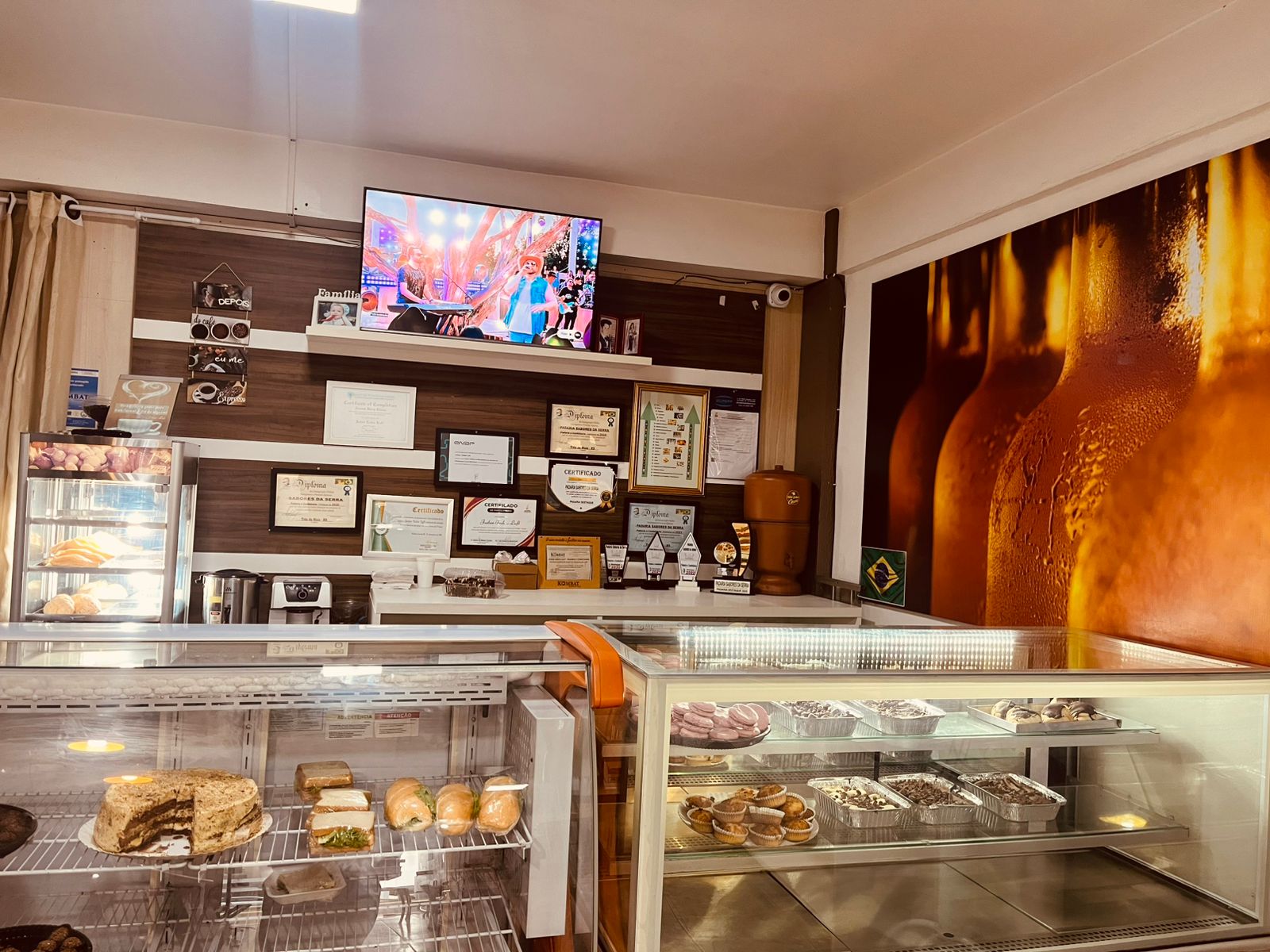 Balcao com diplomas e vitrine de produtos