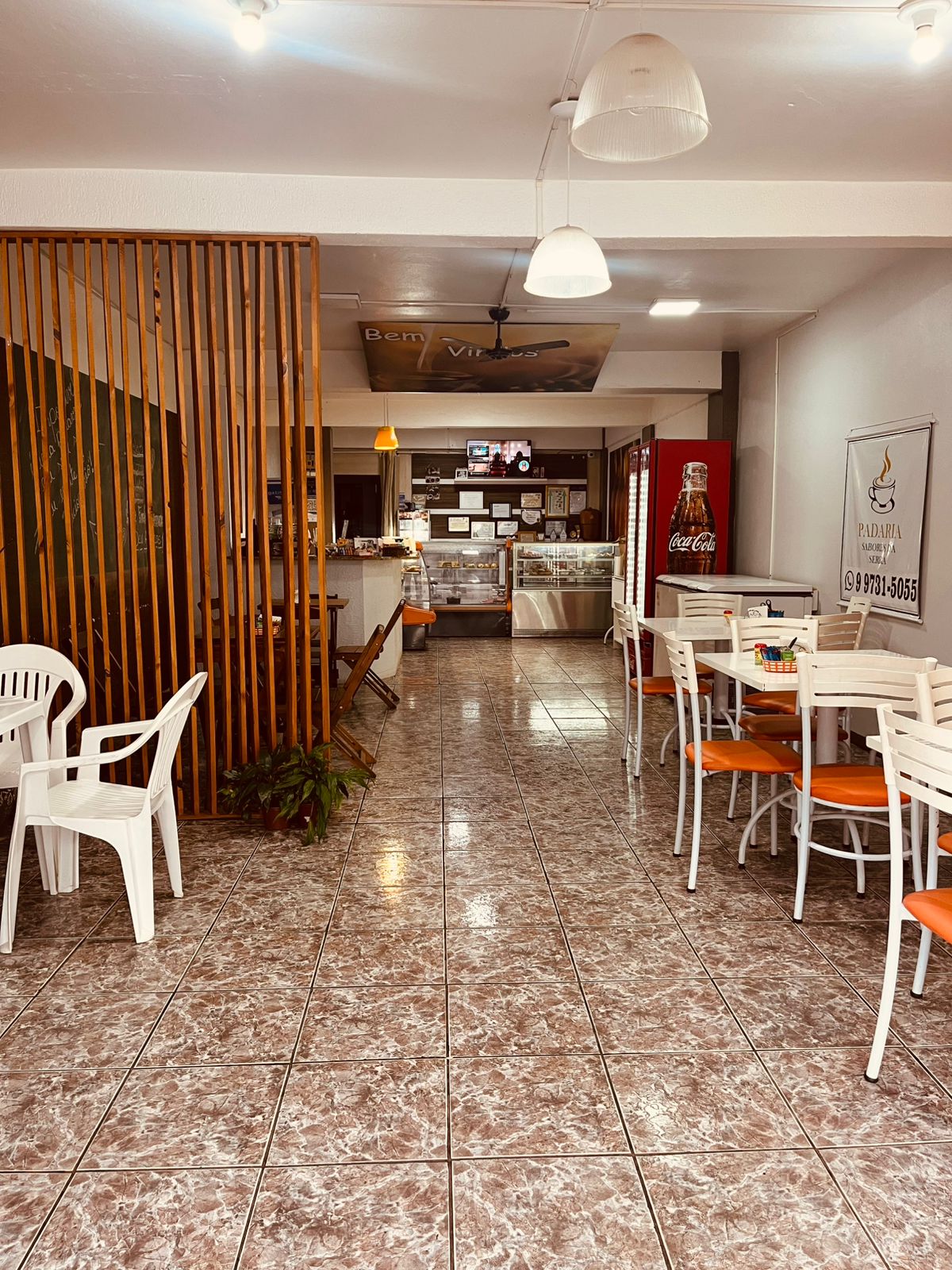 Interior da padaria - visao geral do salao