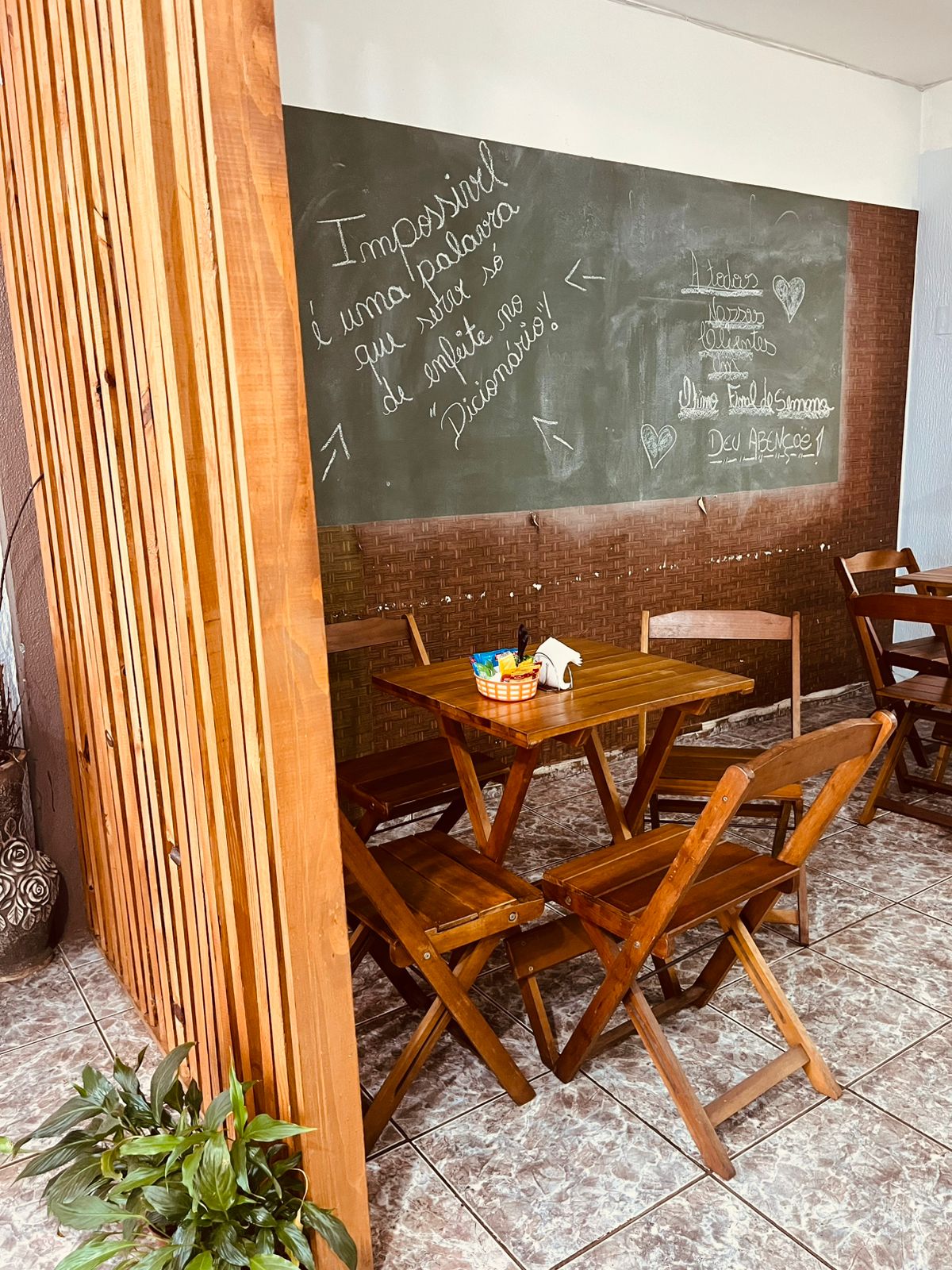 Mesa proxima ao quadro-negro decorativo