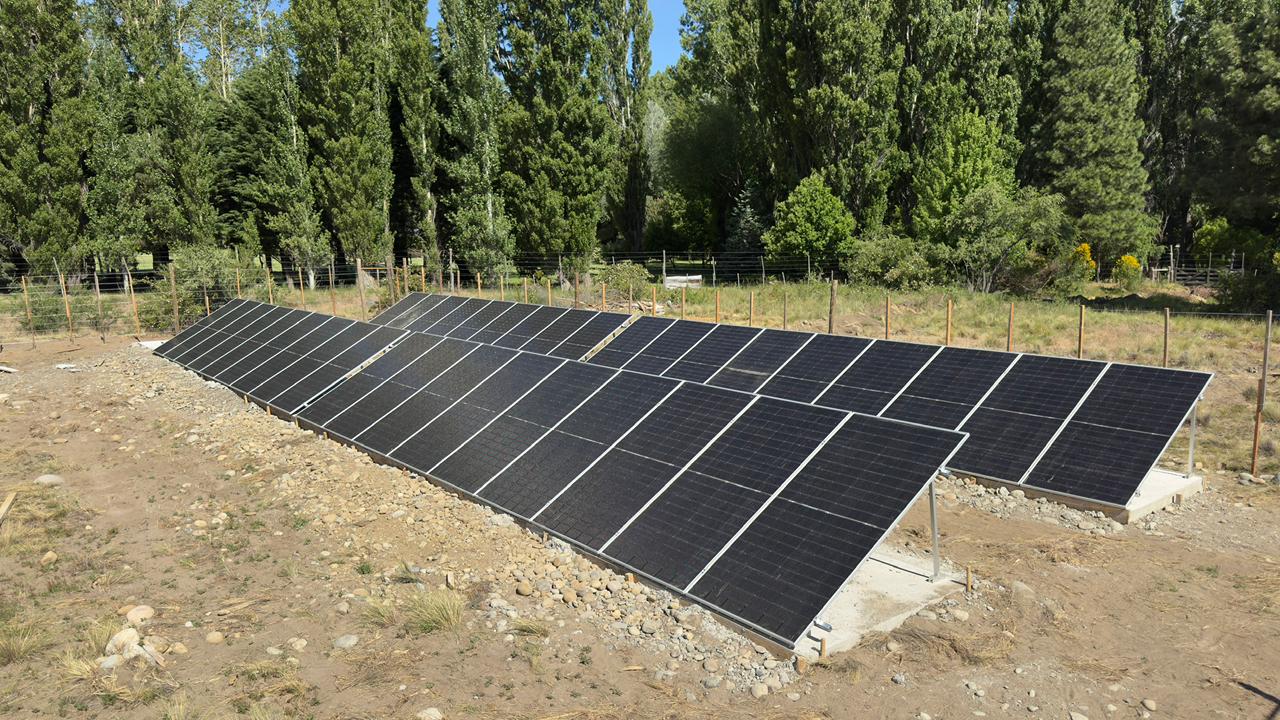 Instalación grande de paneles solares en terreno abierto