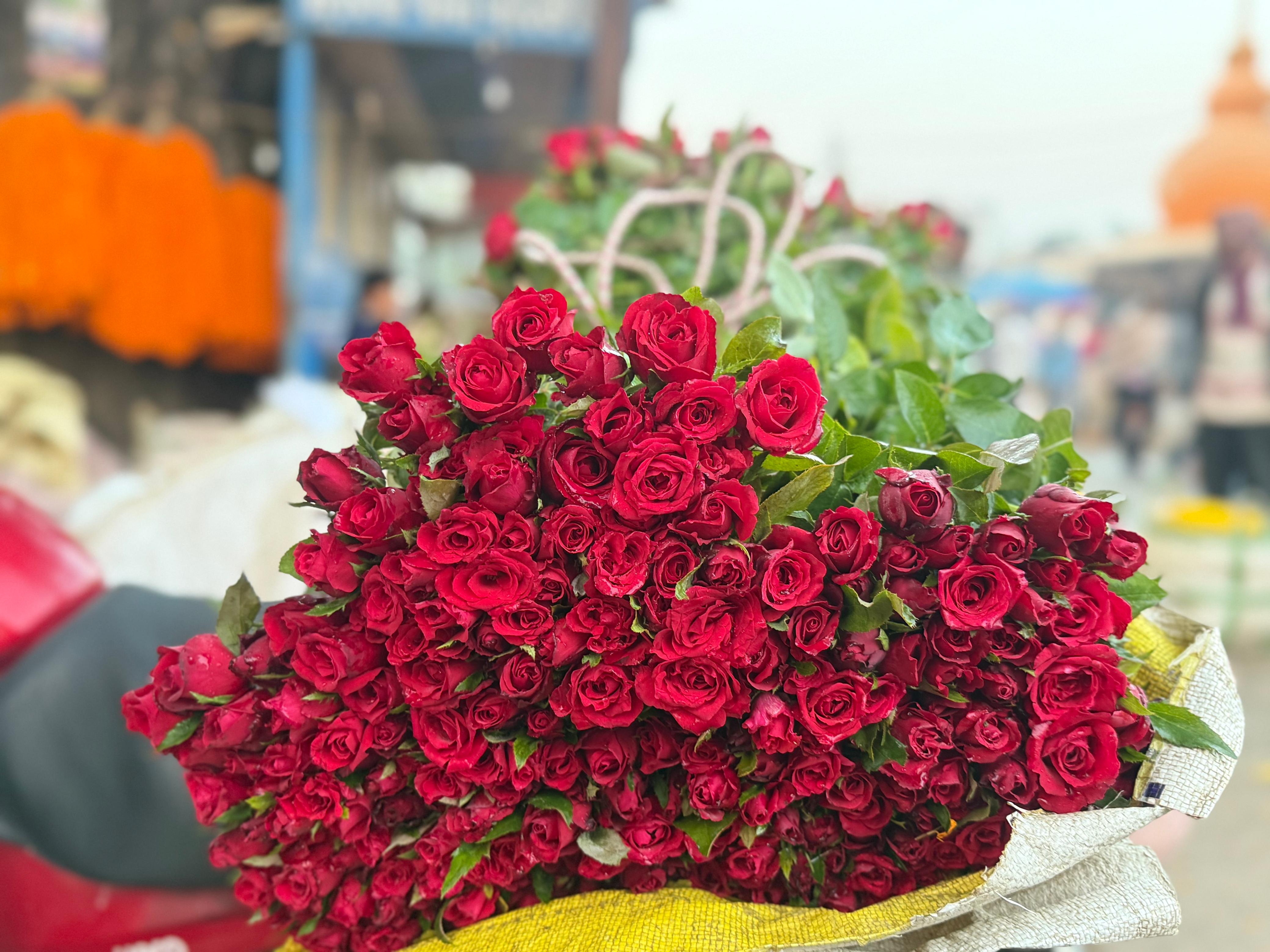 Fresh red roses at the flower market