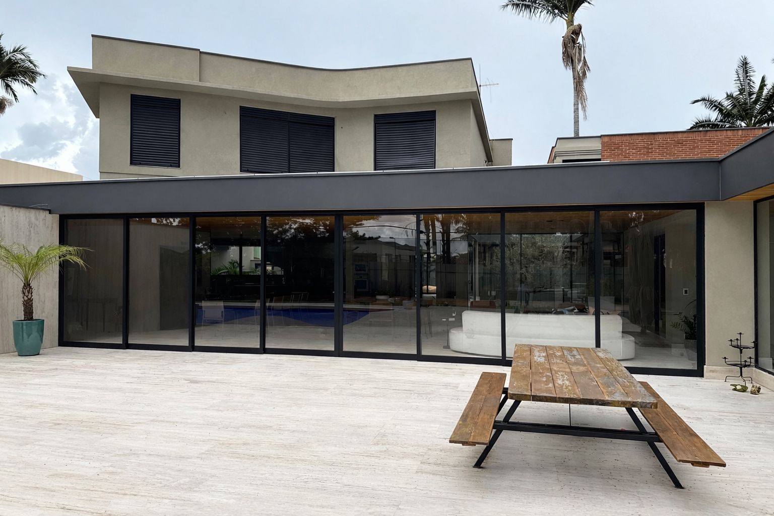 Fachada com painéis deslizantes