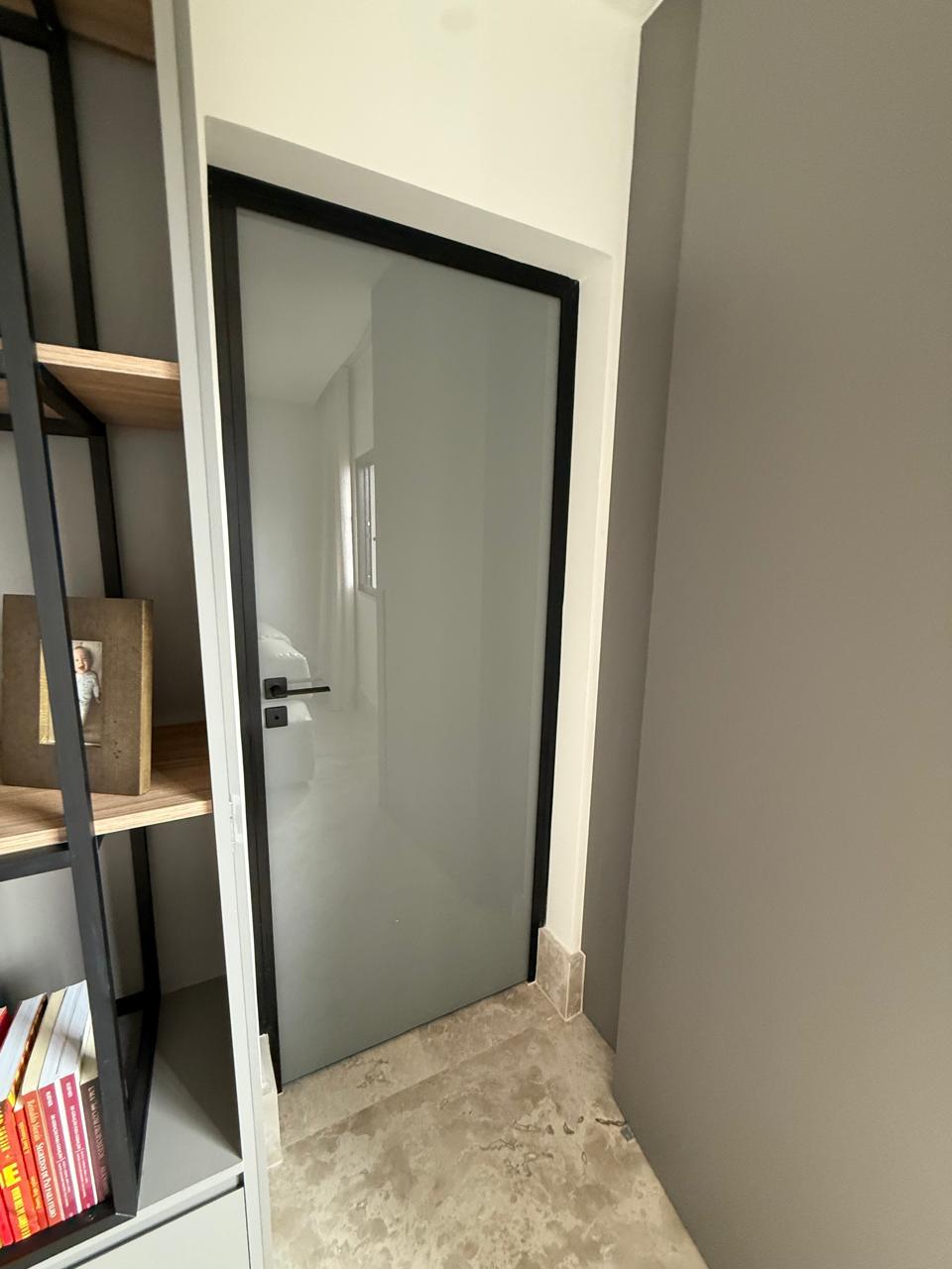 Porta de vidro fosco com moldura preta